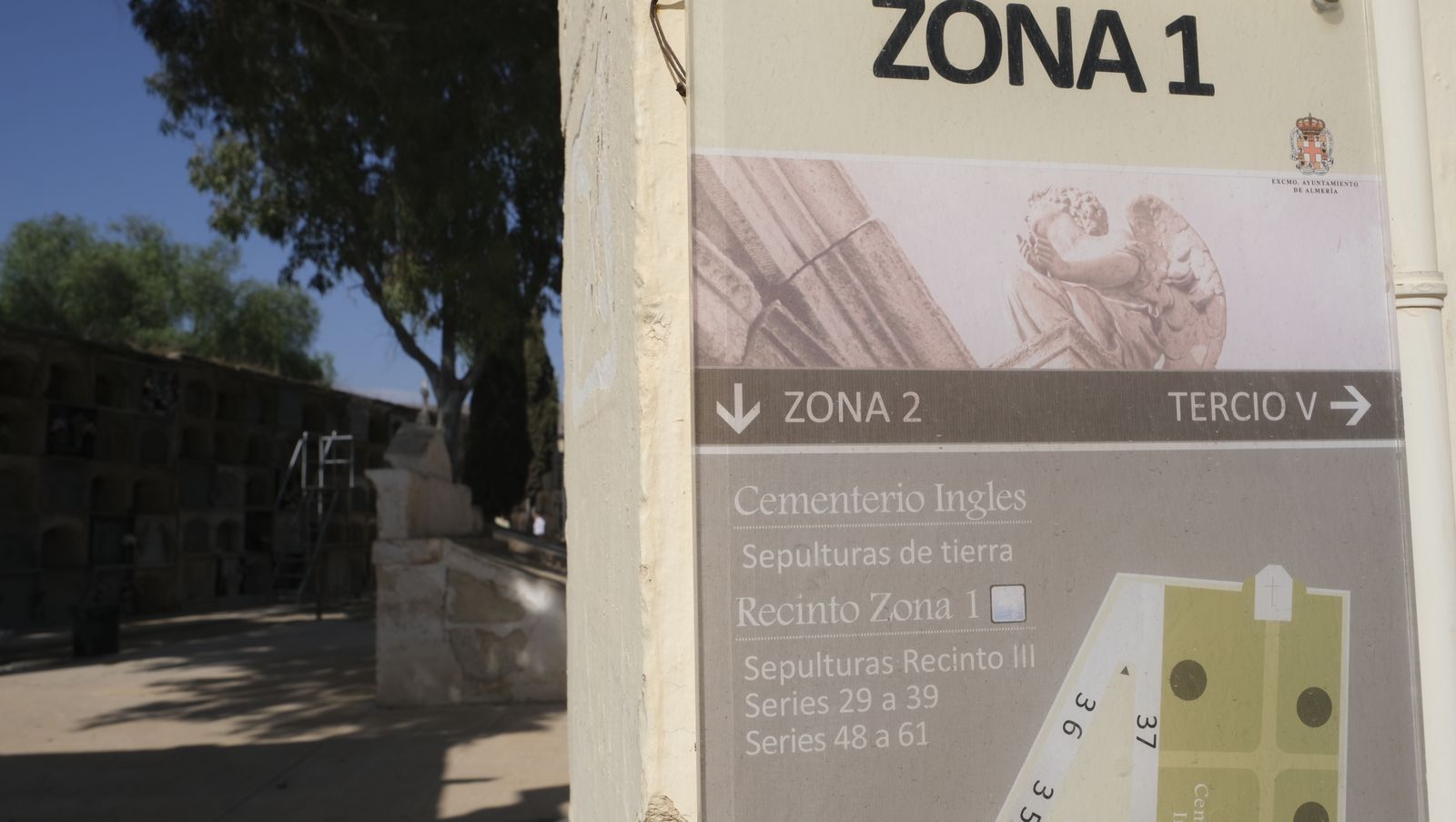 Imágenes del Día de Todos los Santos en el Cementerio de San José de Almería