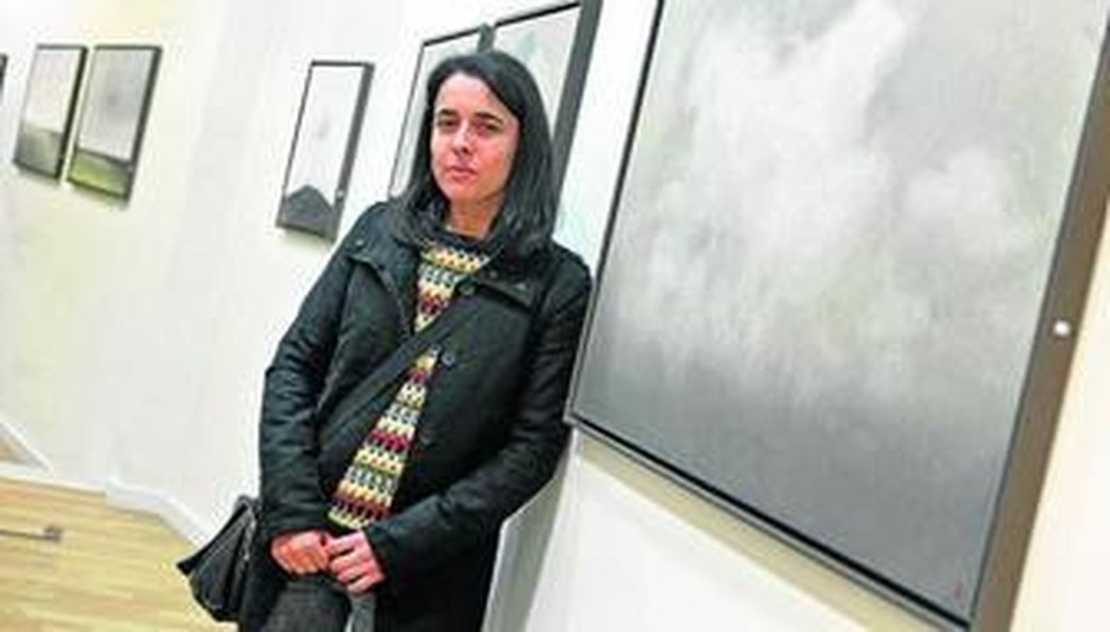 María Escalona posa ante su obra, en la galería Benot.