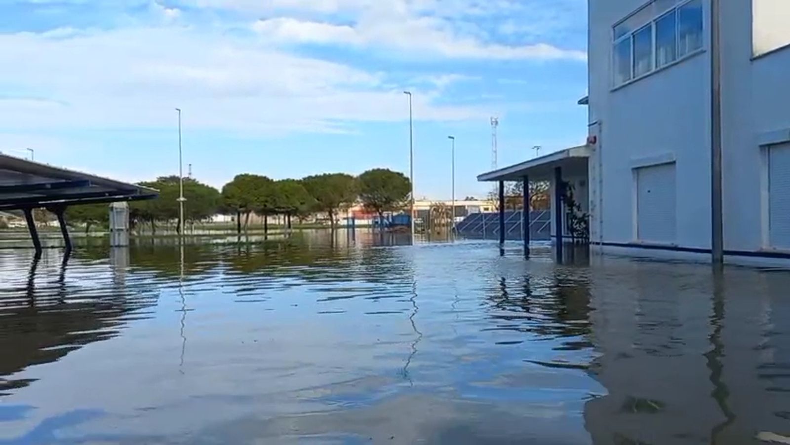 La depuradora de El Portal, totalmente inundada por la crecida del río Guadalete