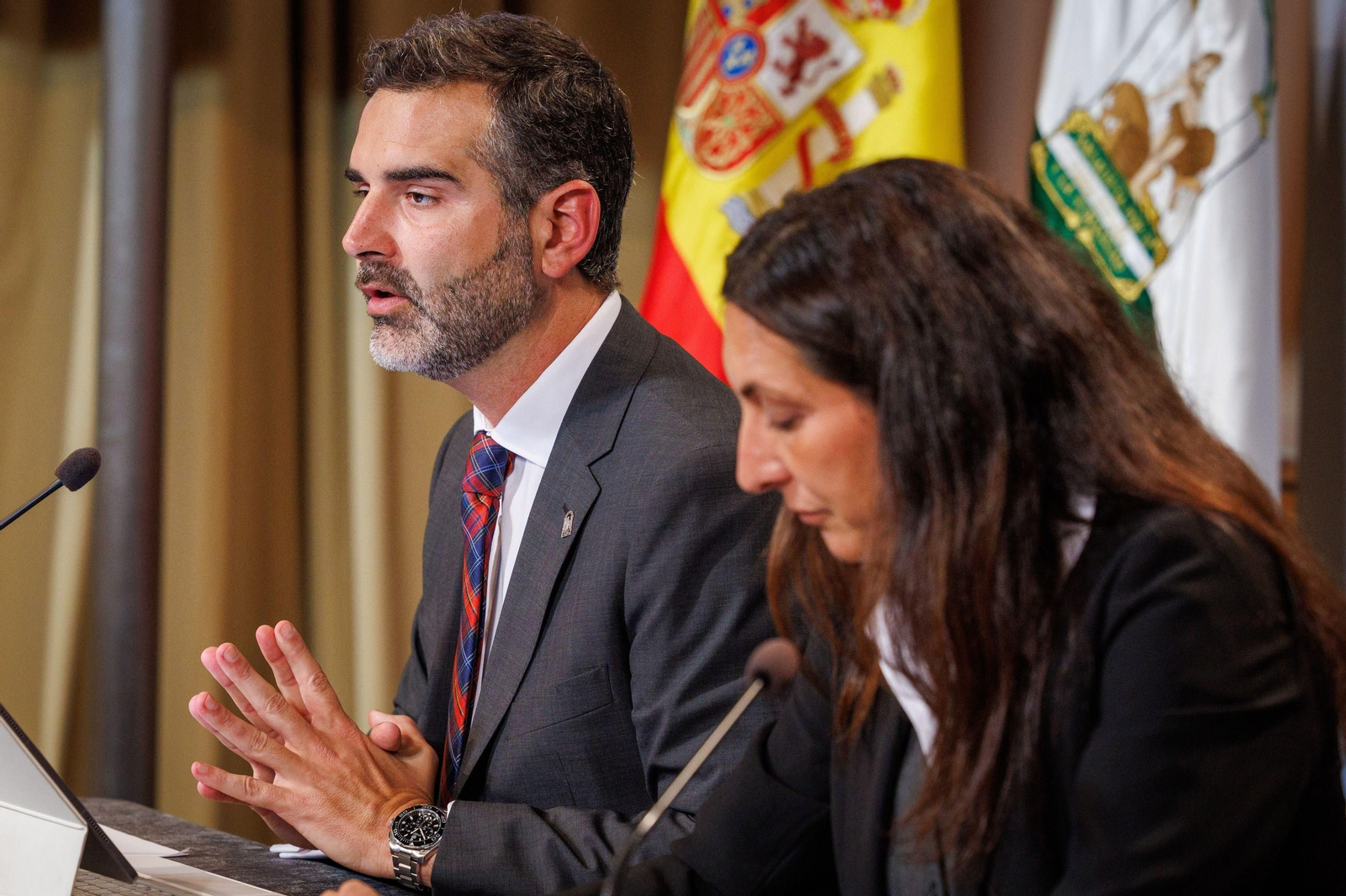 El portavoz del Gobierno andaluz, Ramón Fernández-Pacheco, y la consejera de Igualdad, Loles López, este martes.