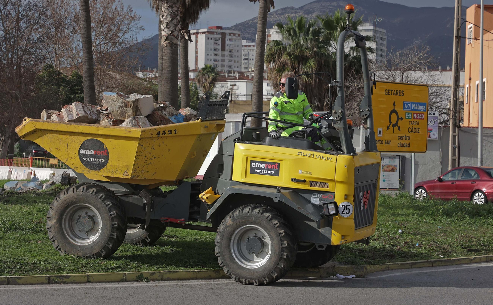 Fotos de la demolición de la fuente de la rotonda del Varadero en Algeciras