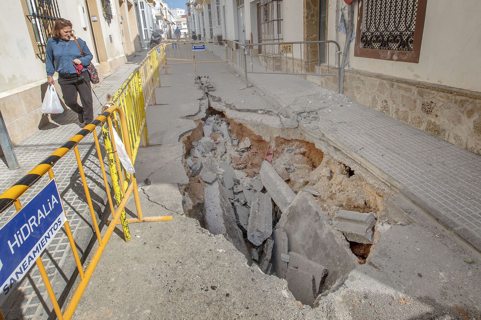Socavón abierto en la calle Jorge Juan, pendiente de actuación para arreglarlo.