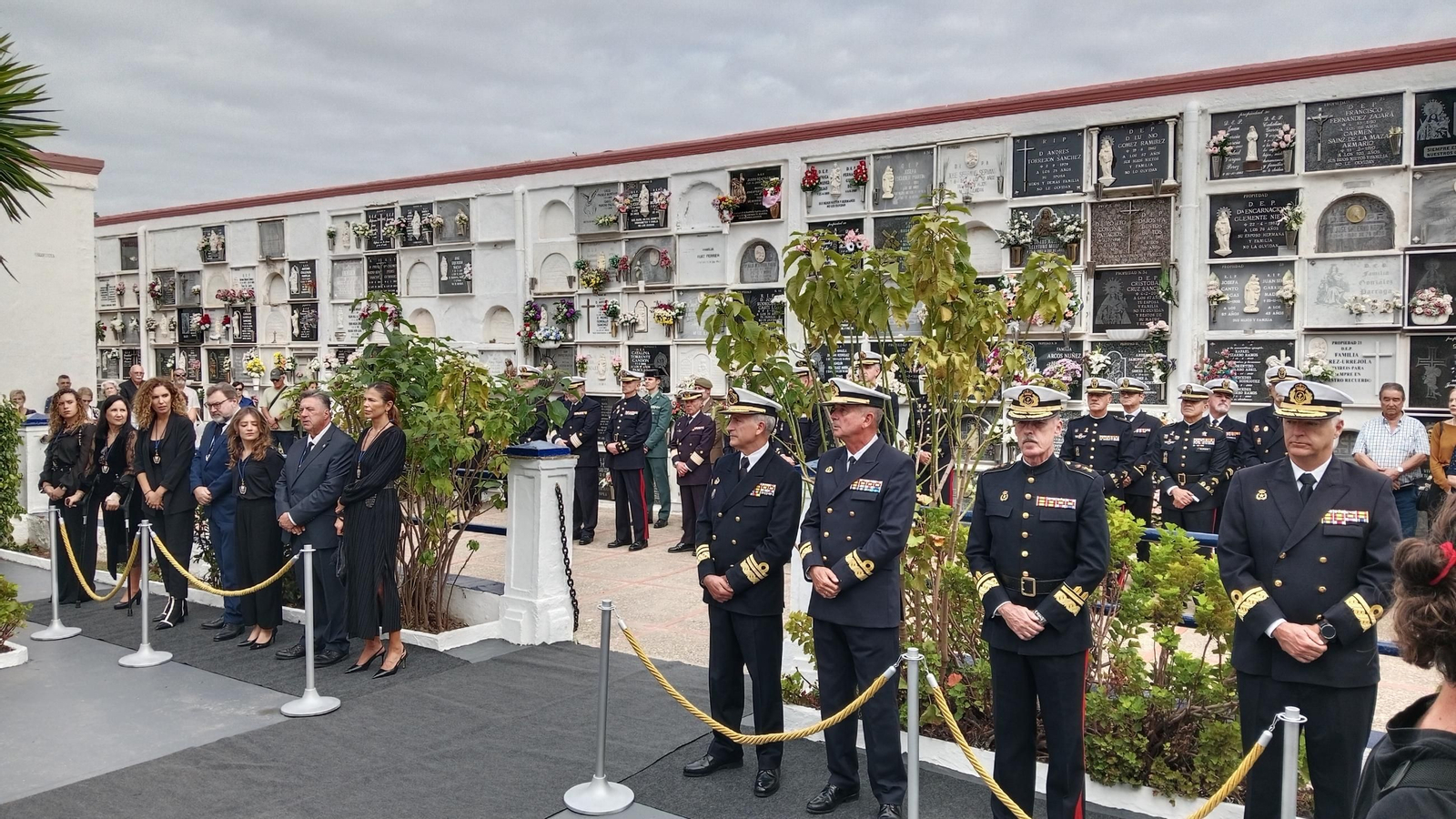 Día de los Difuntos en San Fernando: Las imágenes del responso de la Armada en el cementerio por los caídos