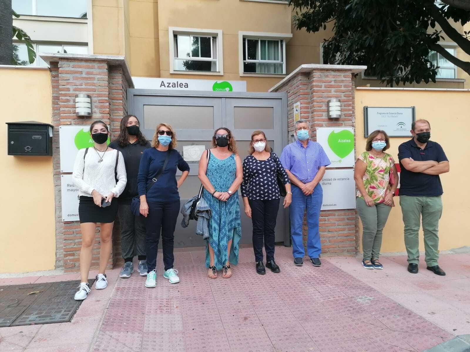 Familiares afectados se concentran en la puerta de la residencia Domusvi Azalea de Marbella.