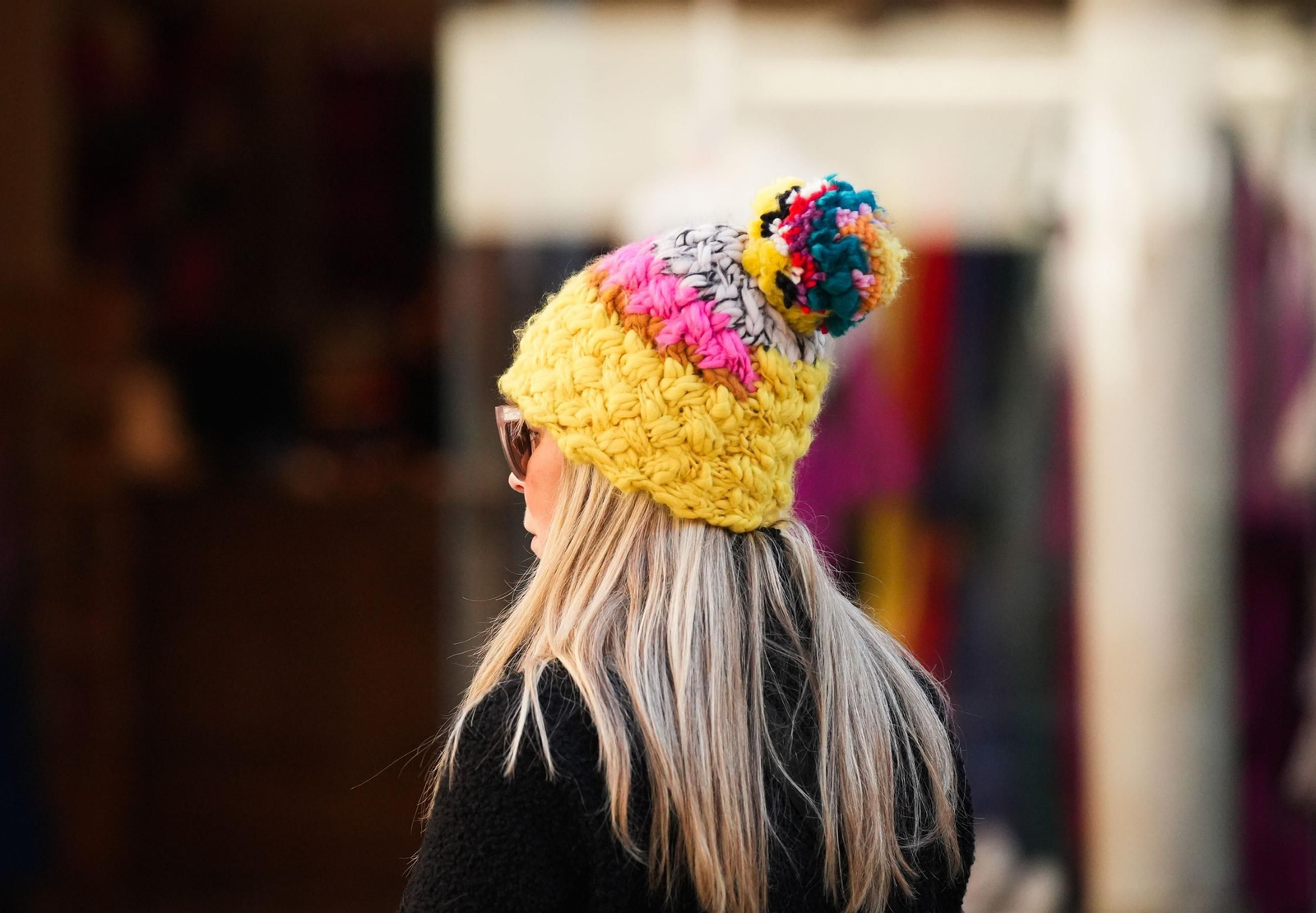 Una mujer se protege del frío.