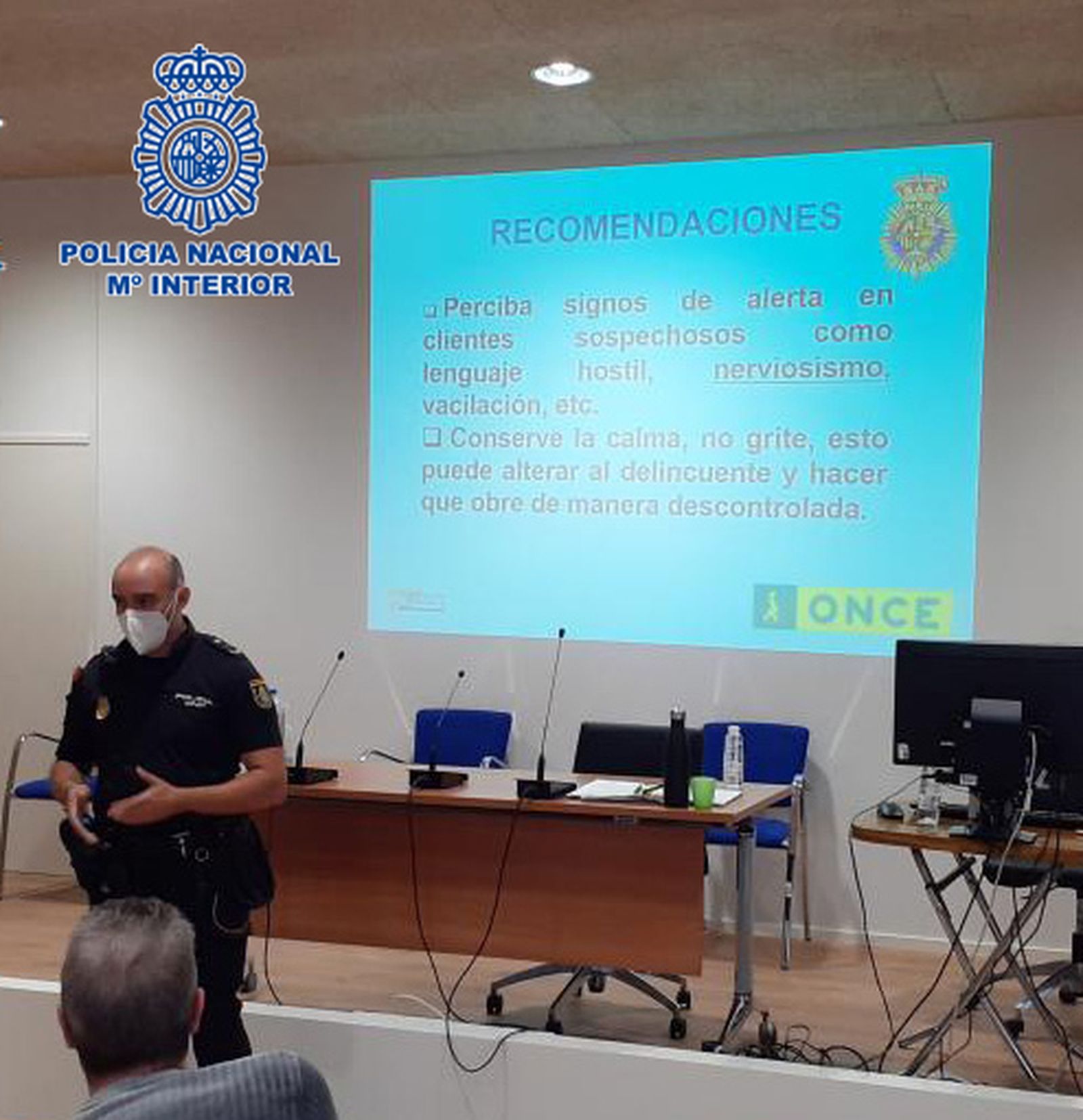 La Policía Nacional en Almería colabora activamente con la O.N.C.E. formando en seguridad a sus futuros vendedores