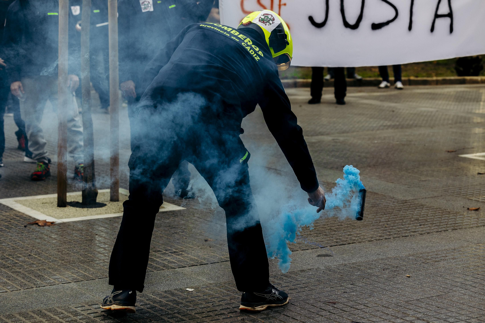 Imágenes de la protesta de los bomberos en la diputación de Cádiz.