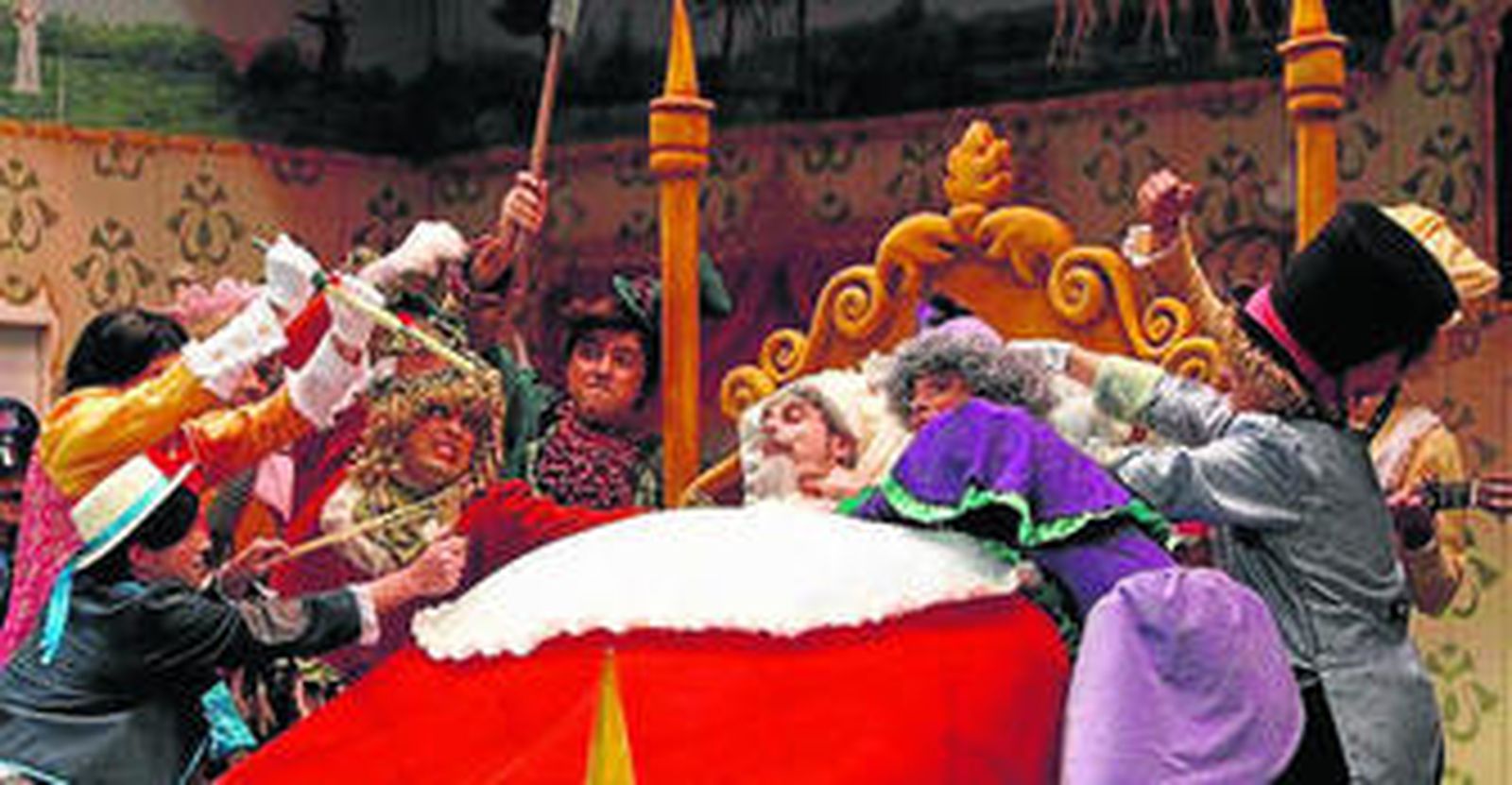 Sobre el escenario. Entre los artistas que desfilarán desde esta noche por el escenario del Espacio Cubierto del Auditorio Rocío Jurado están Miss Kittin (sobre estas líneas), los miembros de la chirigota sevillana de los hermanos Alvarado, 'Los Herederos del Conde Salvatierra Eduardo III Izquierda' (izquierda) y Juan Magan, nominado a los Grammys Latinos.