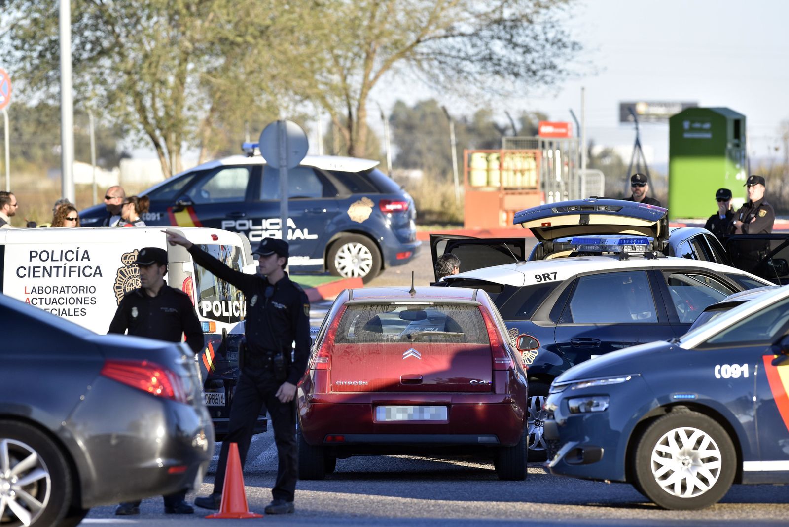 La Policía controla los accesos a la gasolinera Saras, la tarde del 27 de noviembre de 2015.
