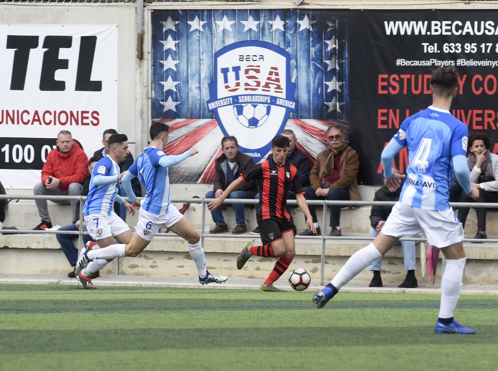 Un jugador del Séneca es presionado por dos contrarios.