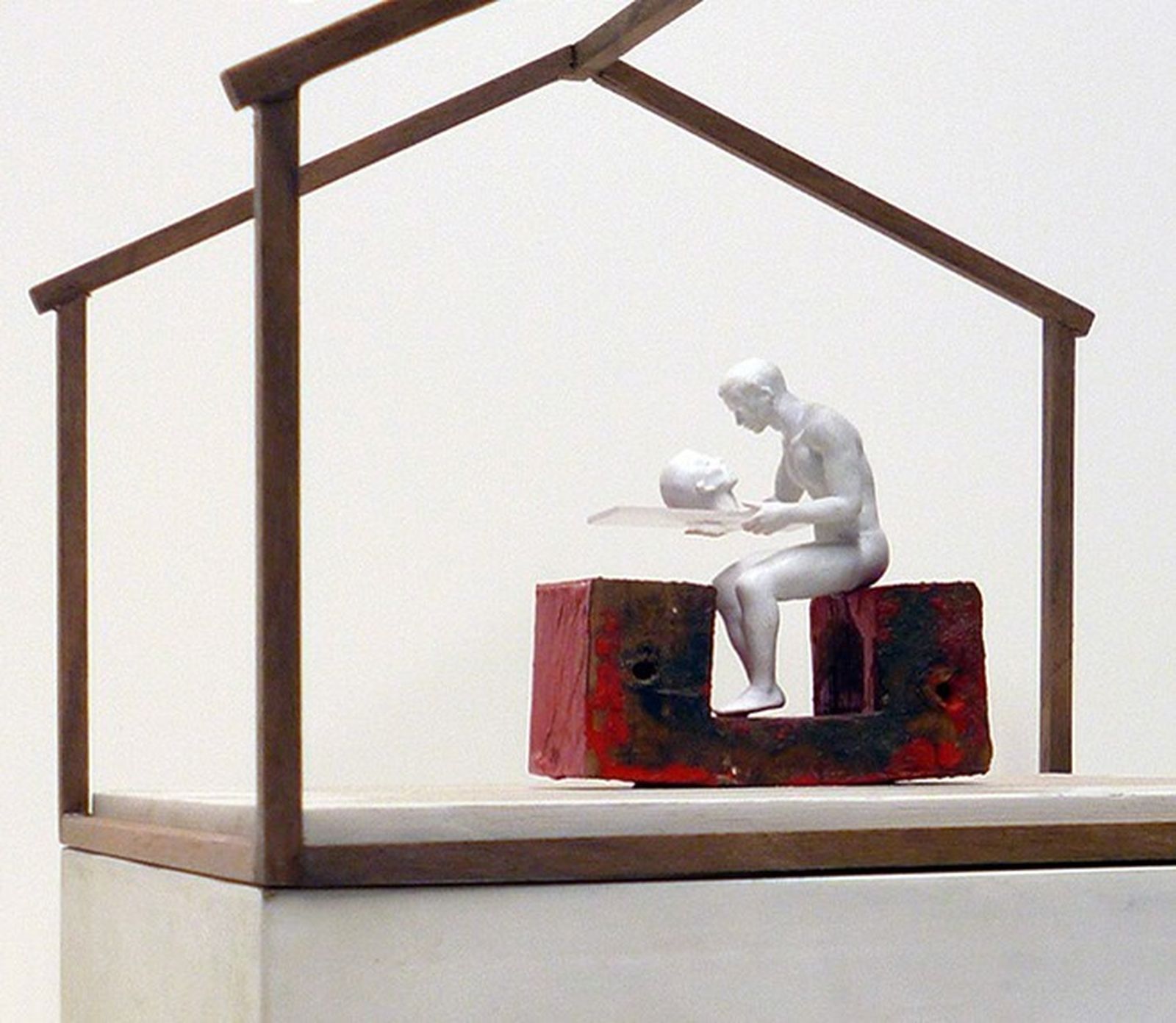 Hombre sentado ensimismado conversando consigo mismo.