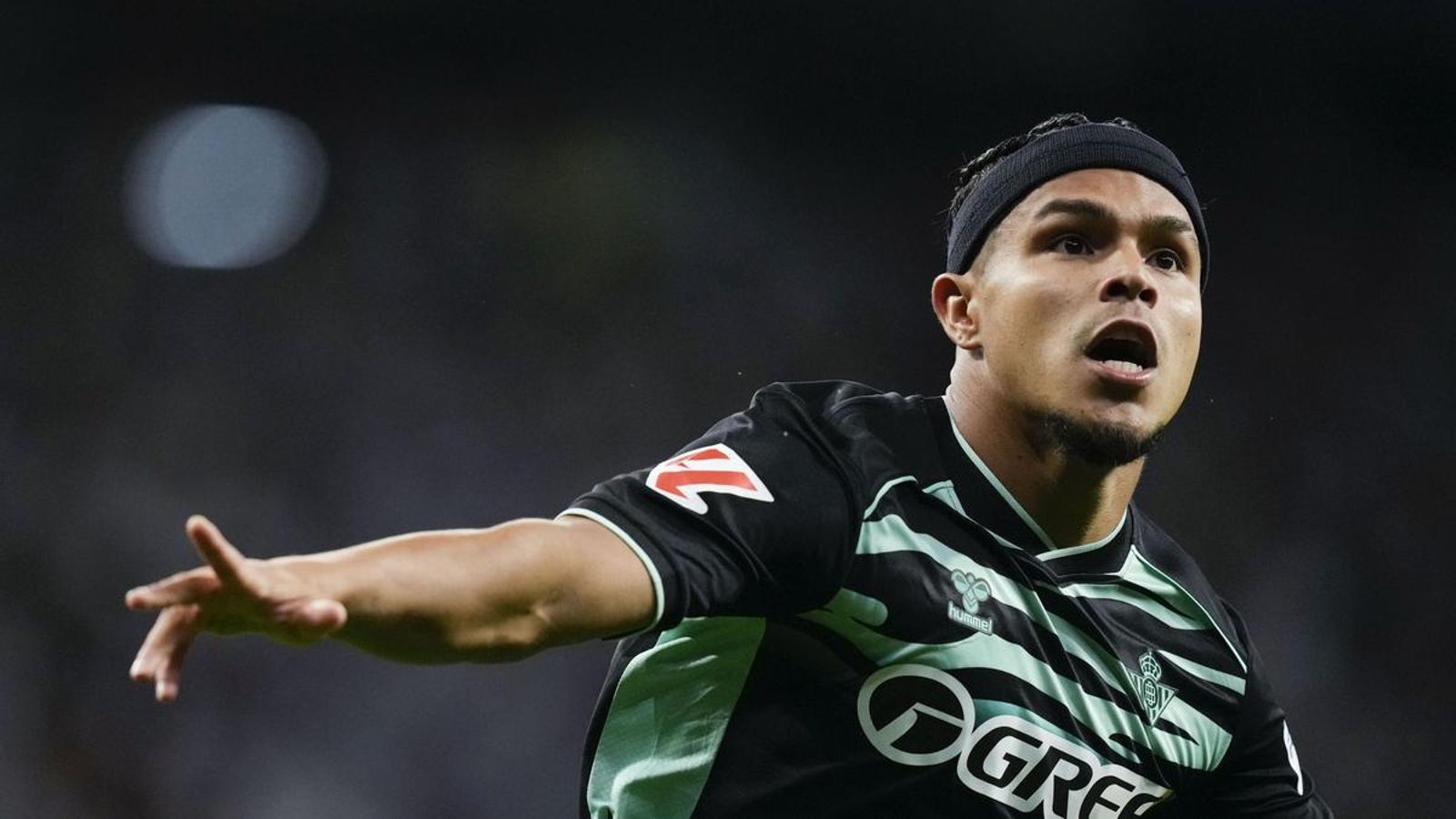 El Cucho hernández celebra su gol, el 1-1 provisional.