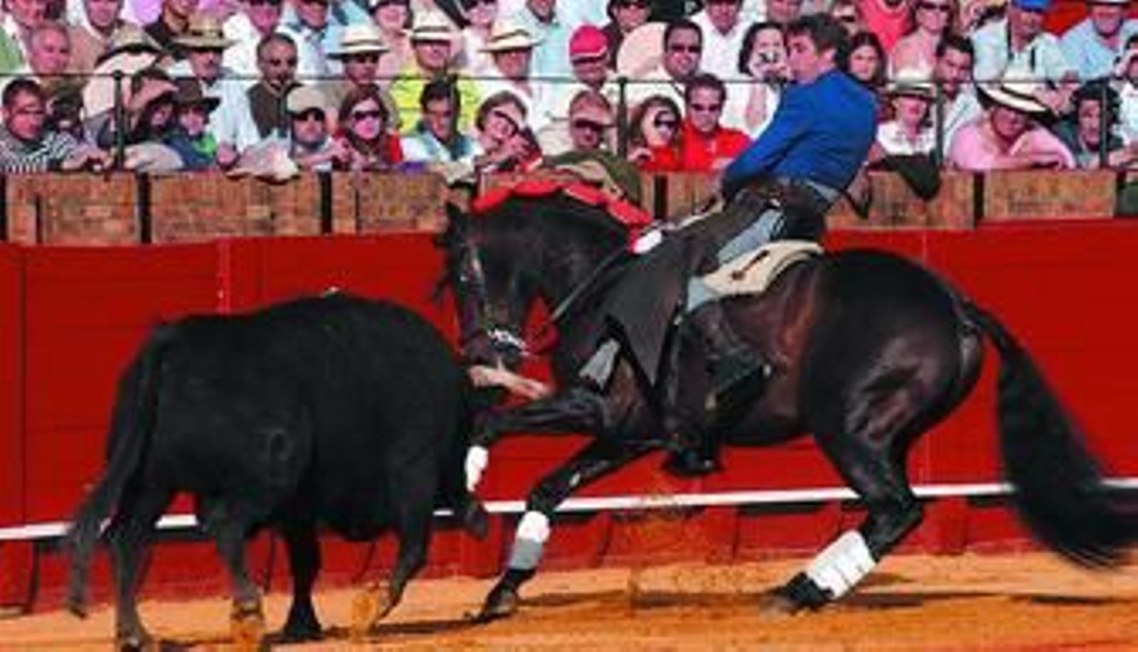 Pablo Hermoso de Mendoza, toreando a dos pistas, a lomos de 'Chenel'.
