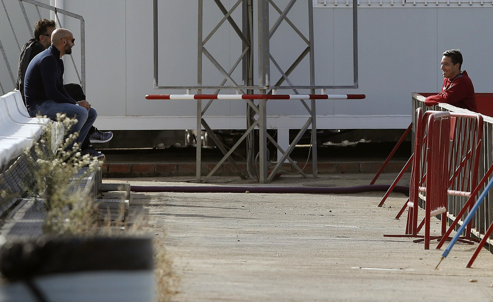 Monchi, en la grada de la ciudad deportiva durante un entrenamiento del primer equipo.
