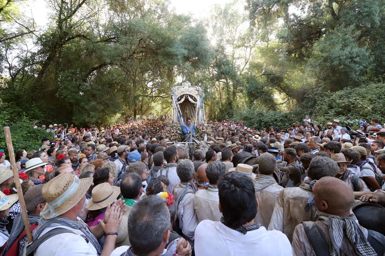 Imágenes de la Hermandad de Huelva a su paso por El Charco
