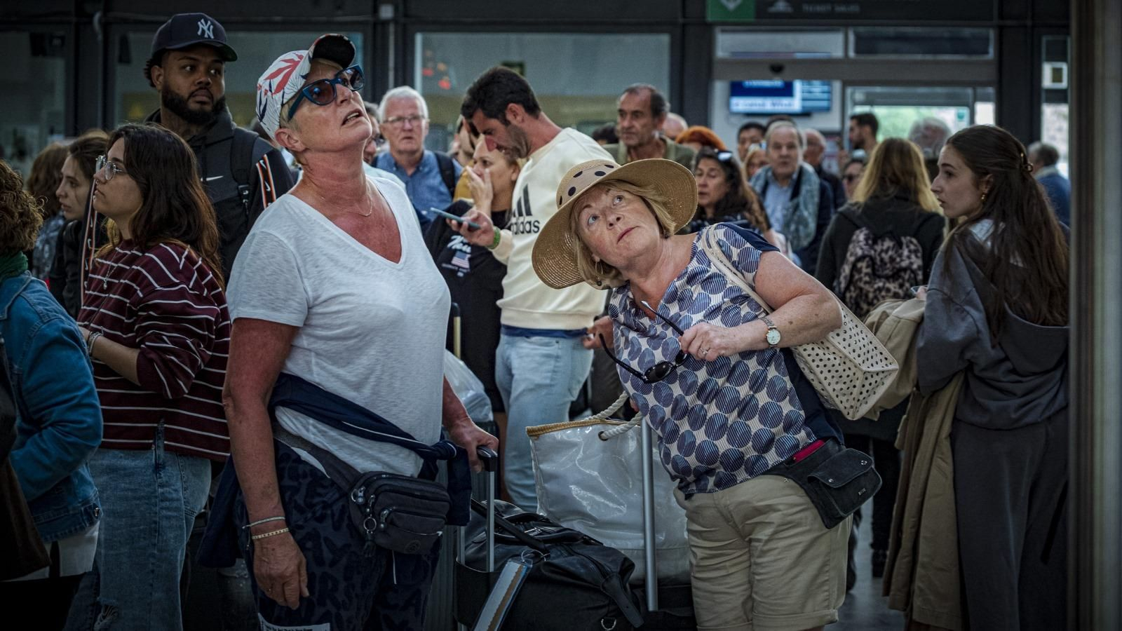 Viajeros de tren en la estación de Cádiz esta mañana, antes de que se restableciera el tráfico ferroviario