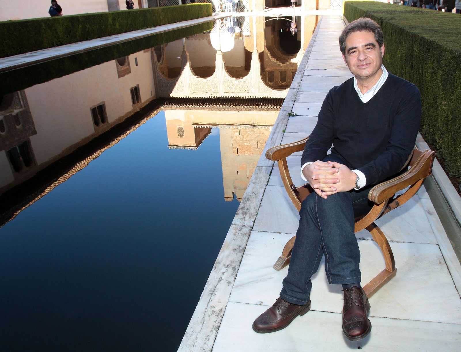 El arabista e investigador Juan Castilla Brazales, en el patio de los Arrayanes de la Alhambra.