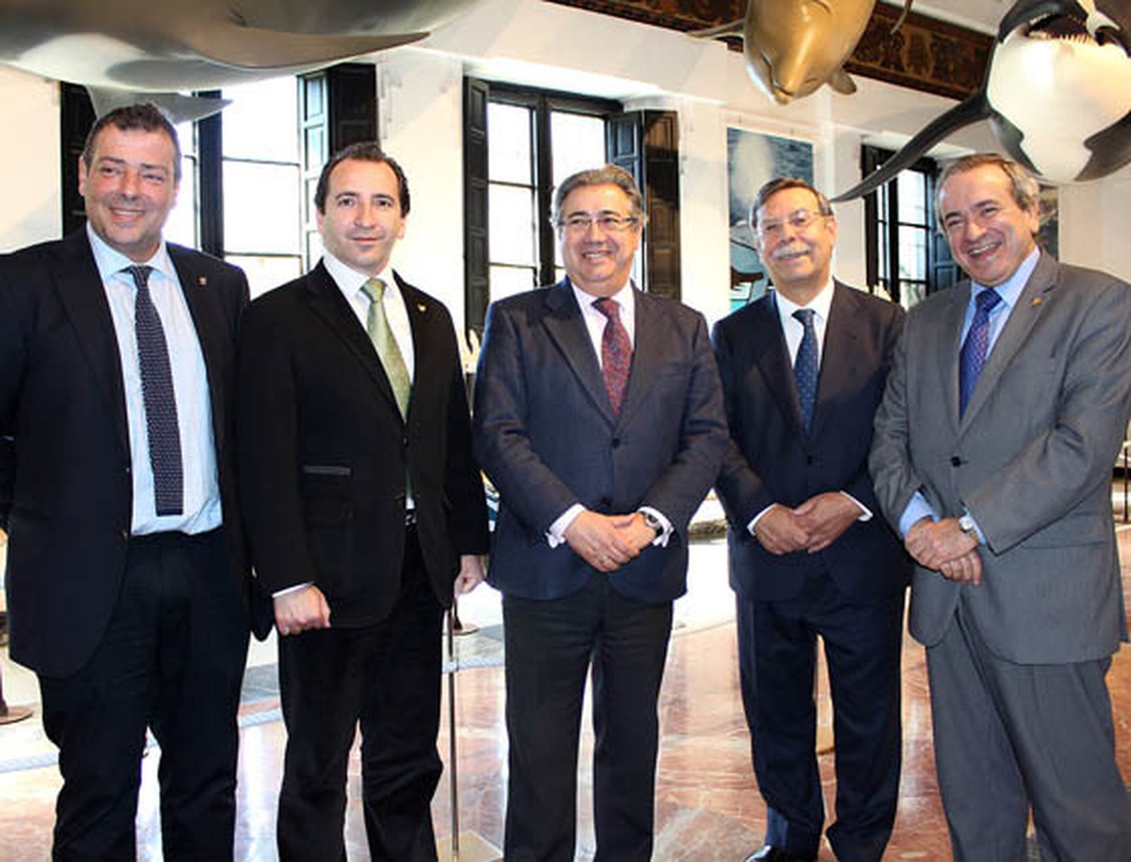 Miguel Ferrer, coordinador institucional del CSIC en Andalucía; los alcaldes de  Almonte, José Antonio Domínguez Iglesias, y de Sevilla, Juan Ignacio Zoido; y los presidentes de Red Eléctrica de España, José Folgado Blanco, y del Consejo Superior de Investigaciones Científicas (CSIC), Emilio Lora- Tamayo, ante la muestra ‘La mar de cetáceos’.  Foto: Victoria Ramírez