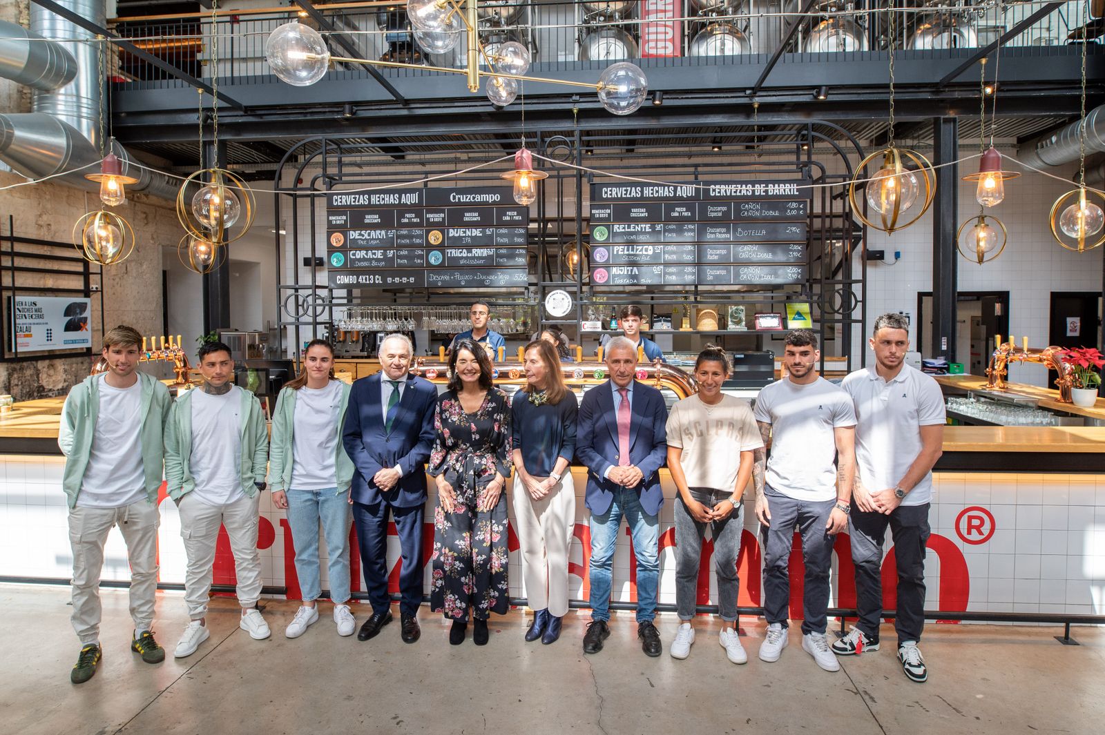 Las fotos de jugadores del Betis y del Sevilla en la Cruzcampo