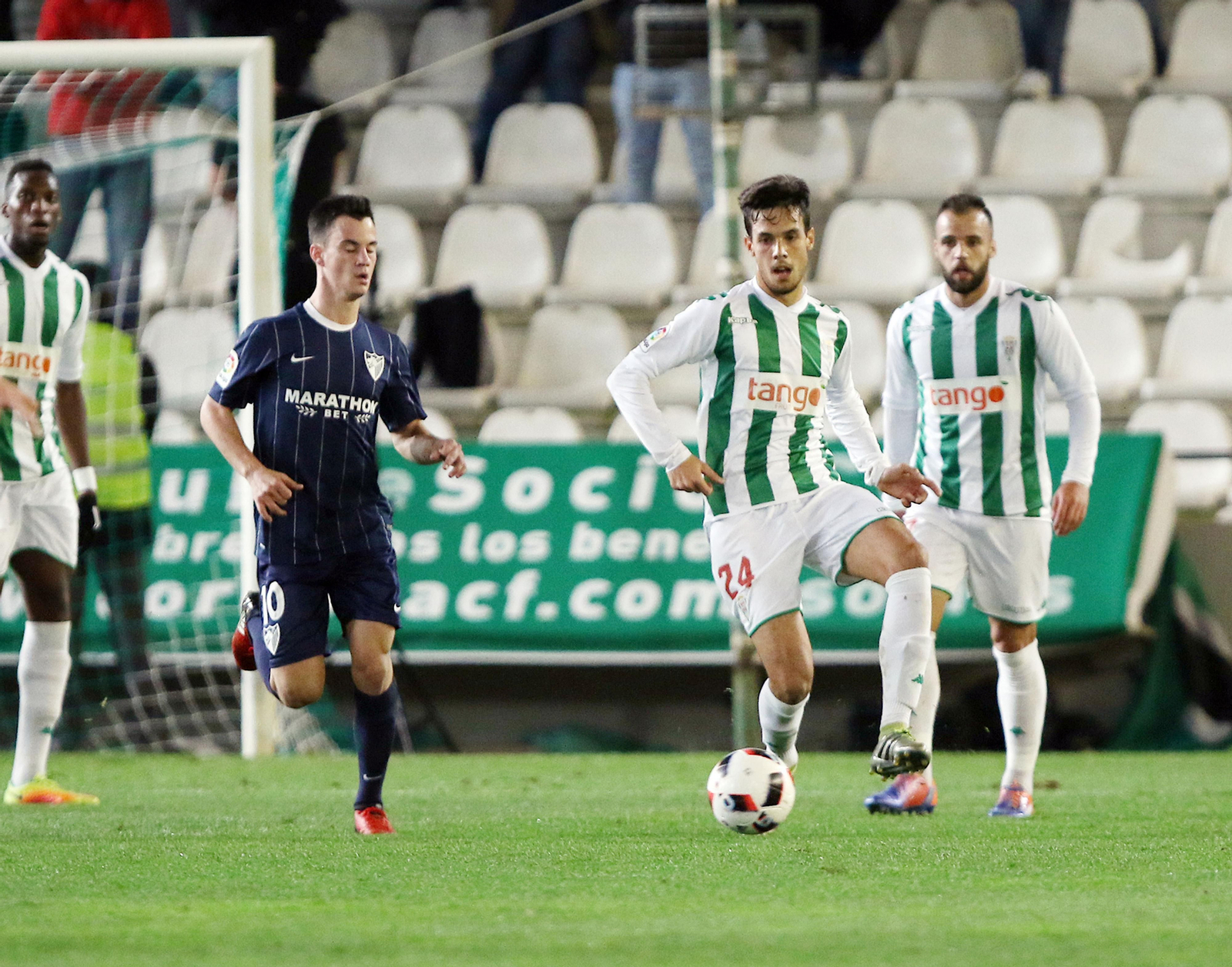 Borja Domínguez da un pase ante la presión de Juampi, en la última cita entre ambos equipos.