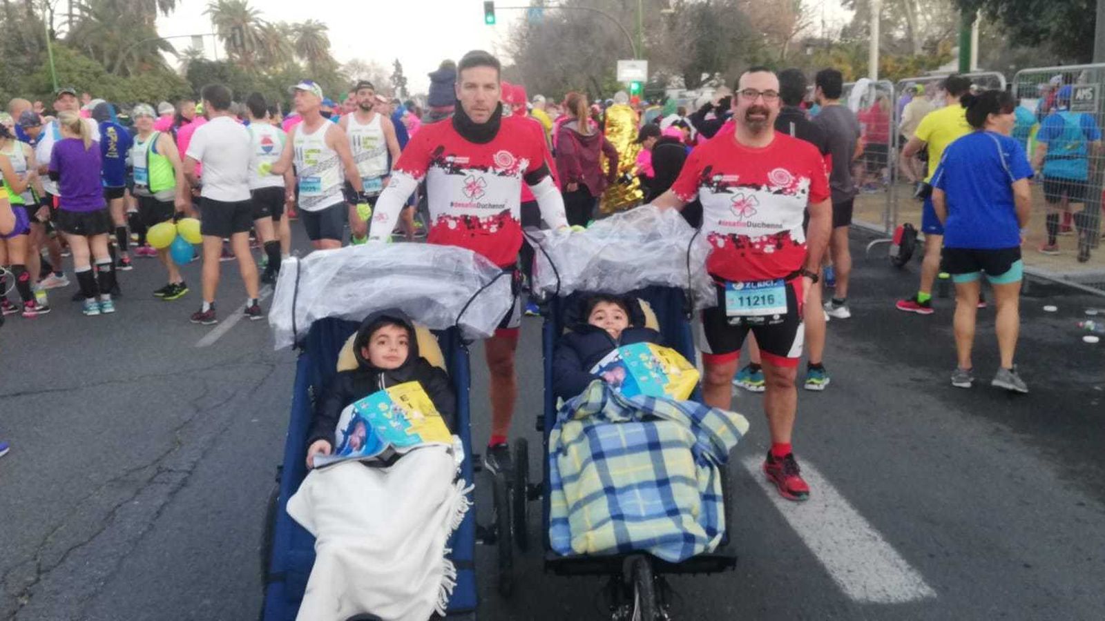 José María junto a sus hijos y un amigo en una de las pruebas en las que ha participado.