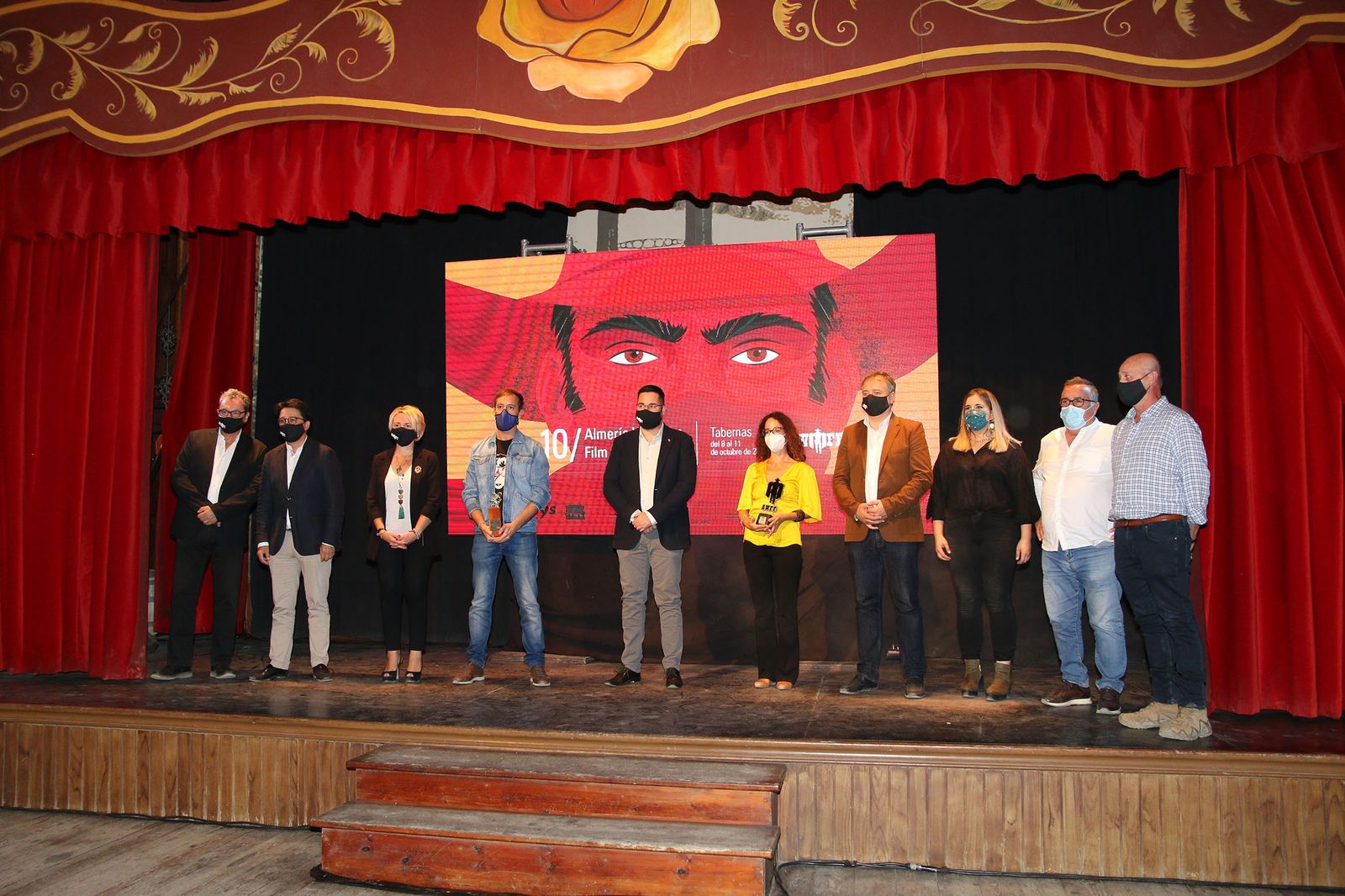 Autoridades, organizadores y premiados durante la gala de apertura del Festival ayer en el MiniHollywood.