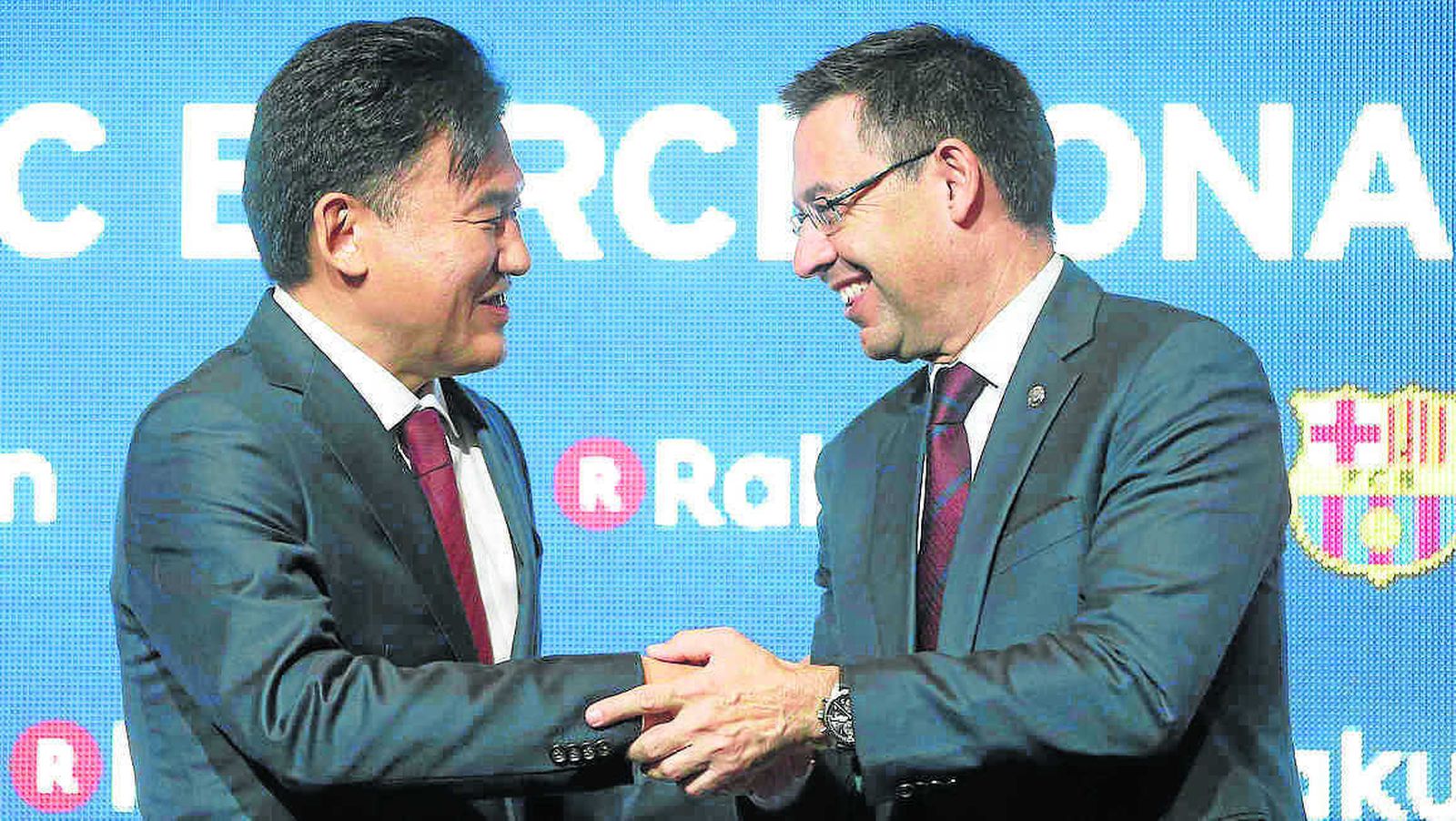 Bartomeu y el presidente de Rakuten, Hiroshi Mikitani, se saludan en el acto del nuevo patrocinador del Barça.