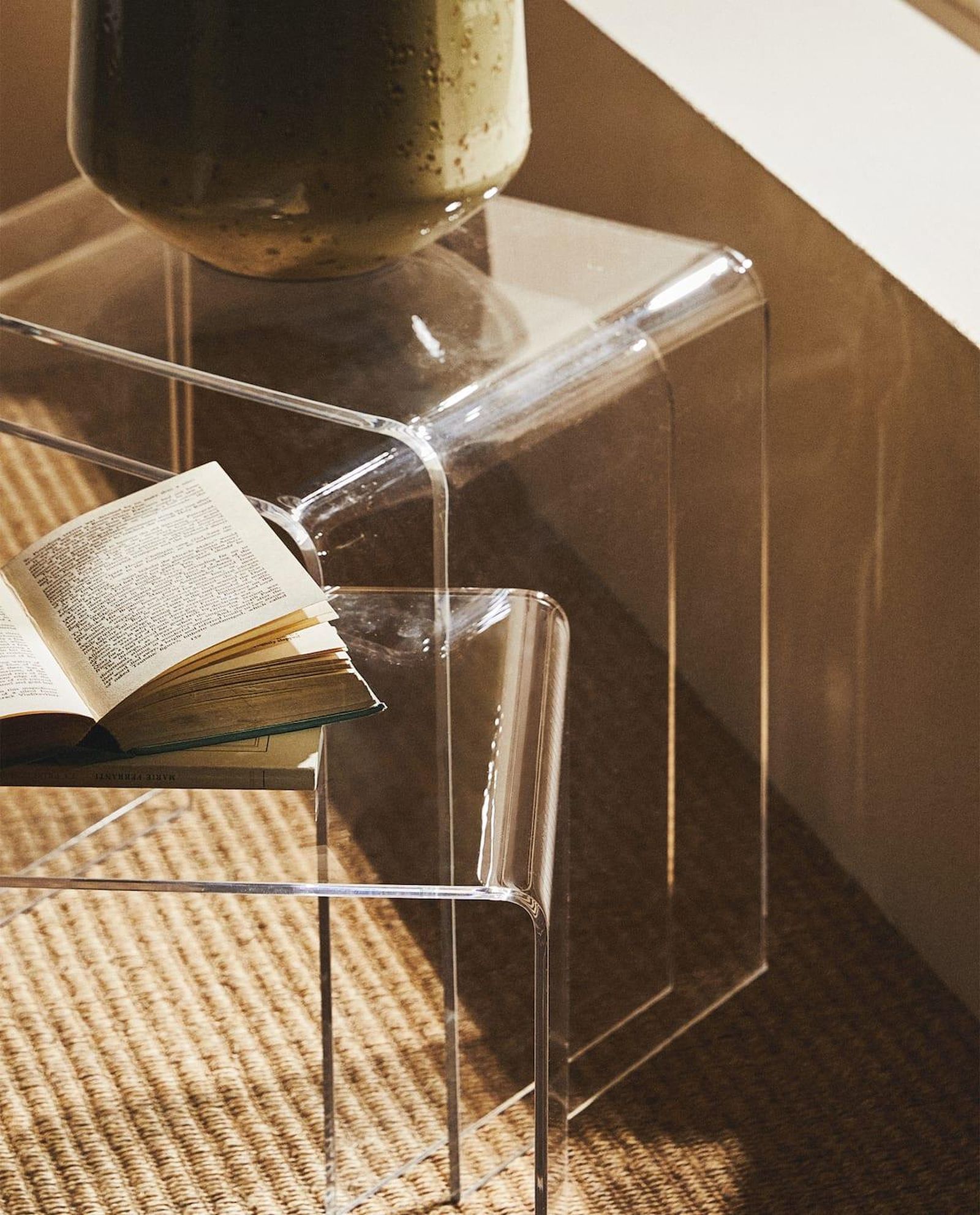 Mesas de metacrilato de Zara Home.