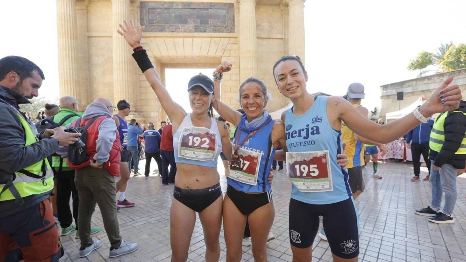 Carmen Gutiérrez, centro de la imagen, junto a Silvia Lara y Alba Reguillo.