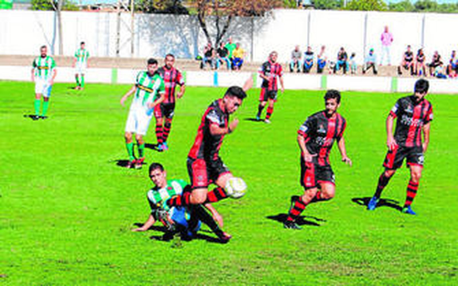 La Olímpica sumó un empate en casa ante el Puente Genil; abajo, Martínez Gámez dando instrucciones, ayer.