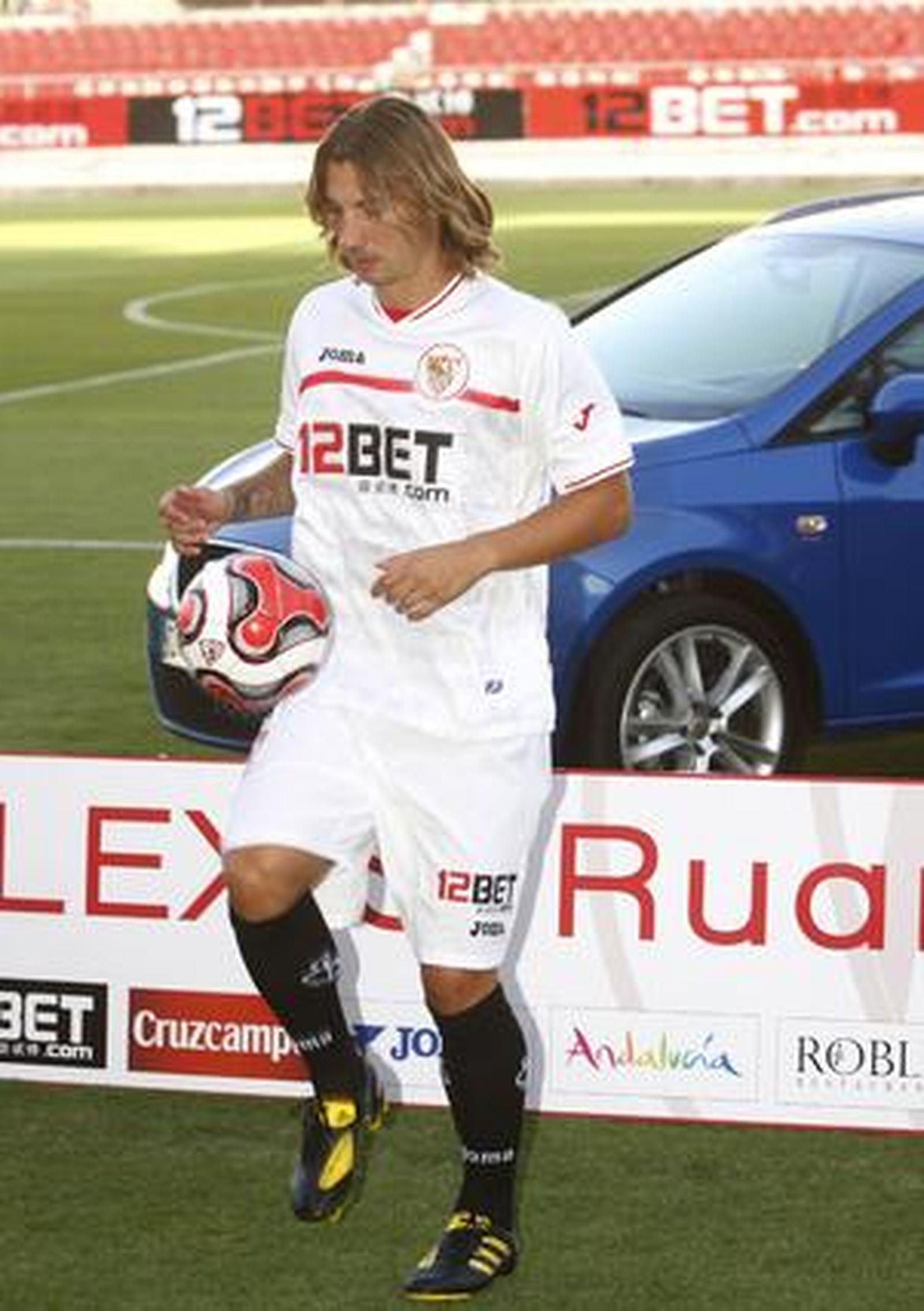 Alexis Ruano demuestra sus dotes con el balón durante su presentación.

Foto: Belén Vargas