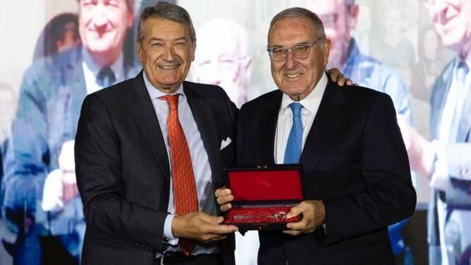 César Saldaña entrega la llave de la bodega San Ginés a Jorge Pascual.