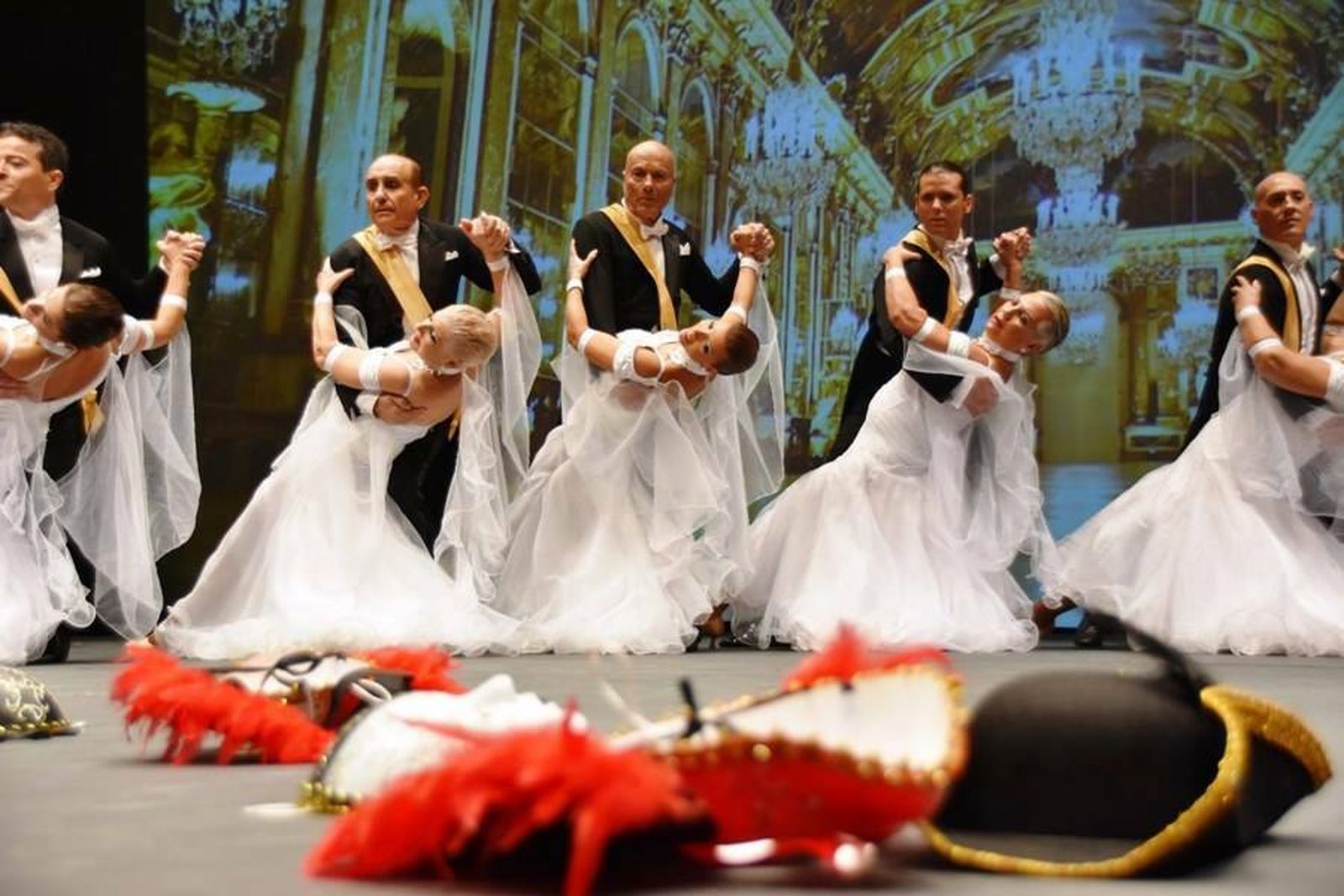 Participantes en una muestra de baile retro.