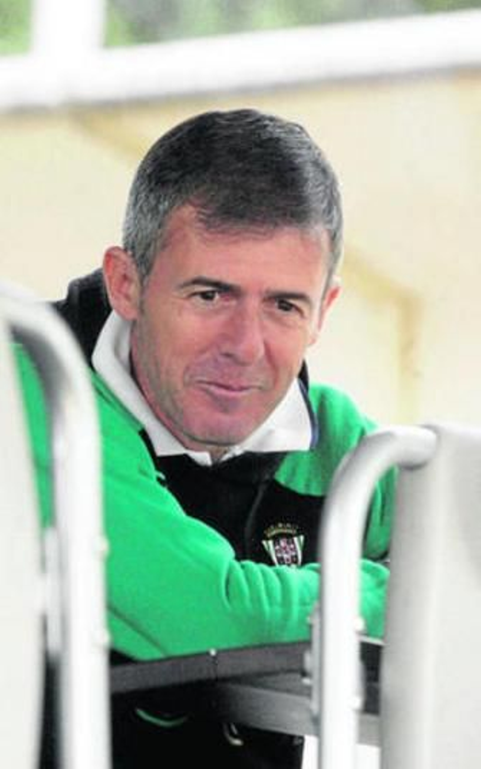 Lucas Alcaraz, sonriente, ayer montado ya en el autocar.