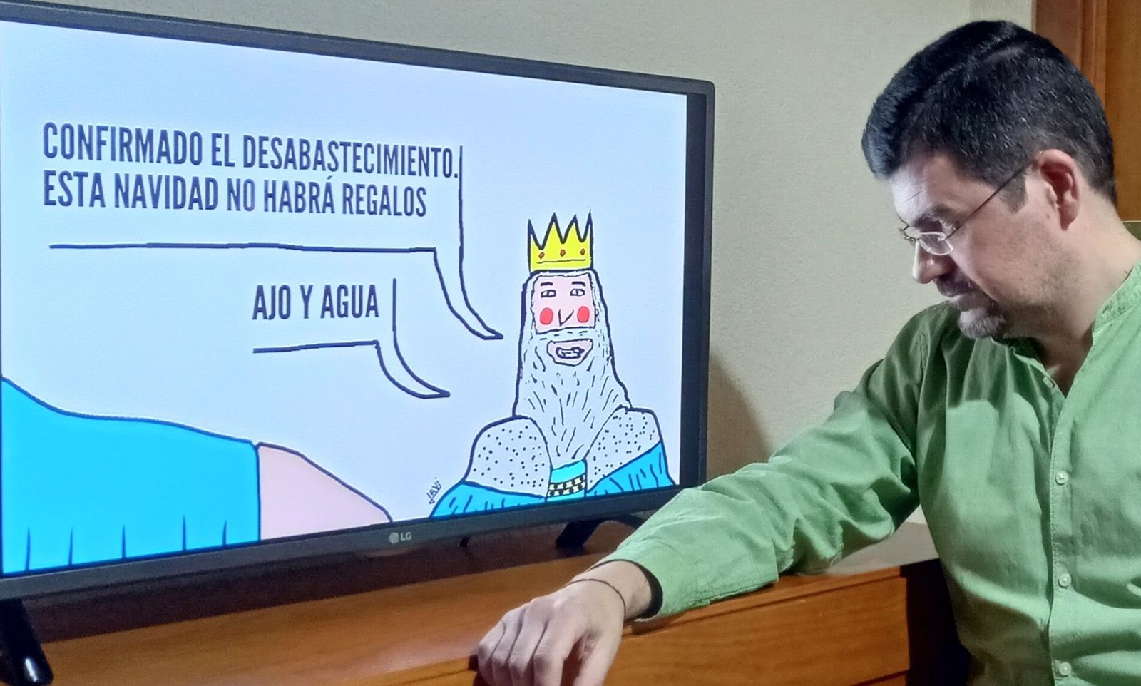 Javier Franco con una de las viñetas de la muestra virtual '2021. El año en el que tampoco se acabó el mundo'.