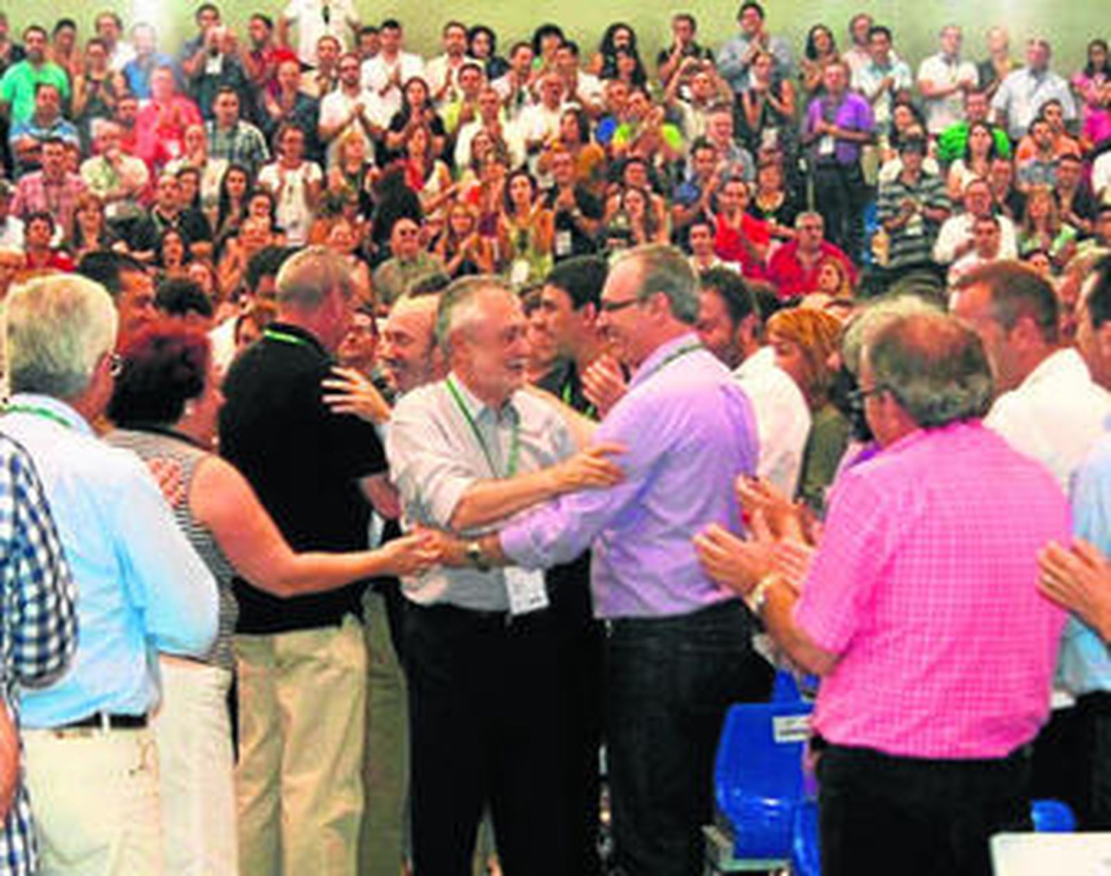Saludo entre José Antonio Griñán y Juan Pablo Durán, ayer en el congreso regional del PSOE-A.