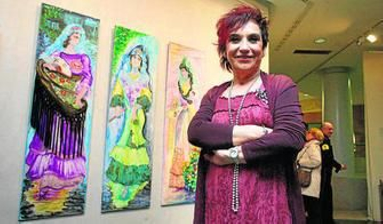 1. Antonia María Peralto, junto a algunas de sus obras. 2. Puri Albujar leyendo uno de los sueños del libro de Diego Lopa. 3. Carlos García y Alan Andrews, profesores del Liceo de Moguer, durante su interpretación. 4. El presidente de la Fundación Caja Rural del Sur, José Luis García Palacios; el rector de la Universidad de Huelva, Francisco José Martínez, y el autor del libro, Diego Lopa. y 5. Algunas de las cerámicas de Peralto.