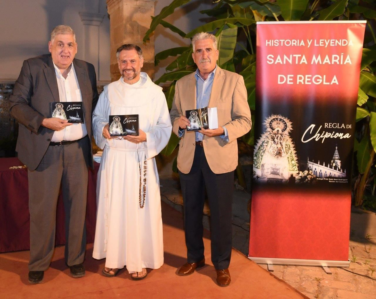 El autor, con el alcalde de Chipiona y el rector del Santuario de Regla en la presentación del libro.