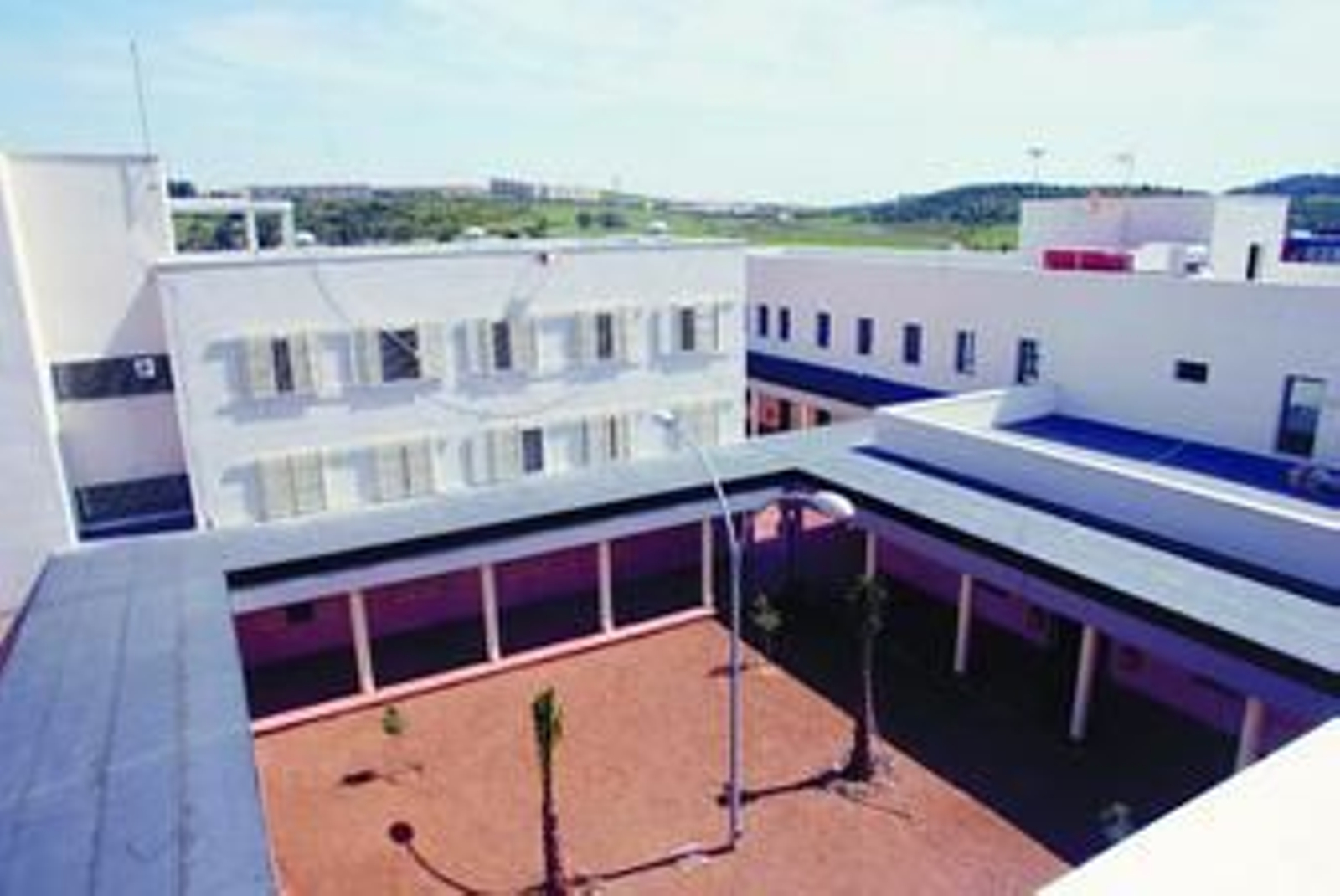 Imagen de las fachadas y del patio interior del nuevo Centro de Inserción Social (CIS).