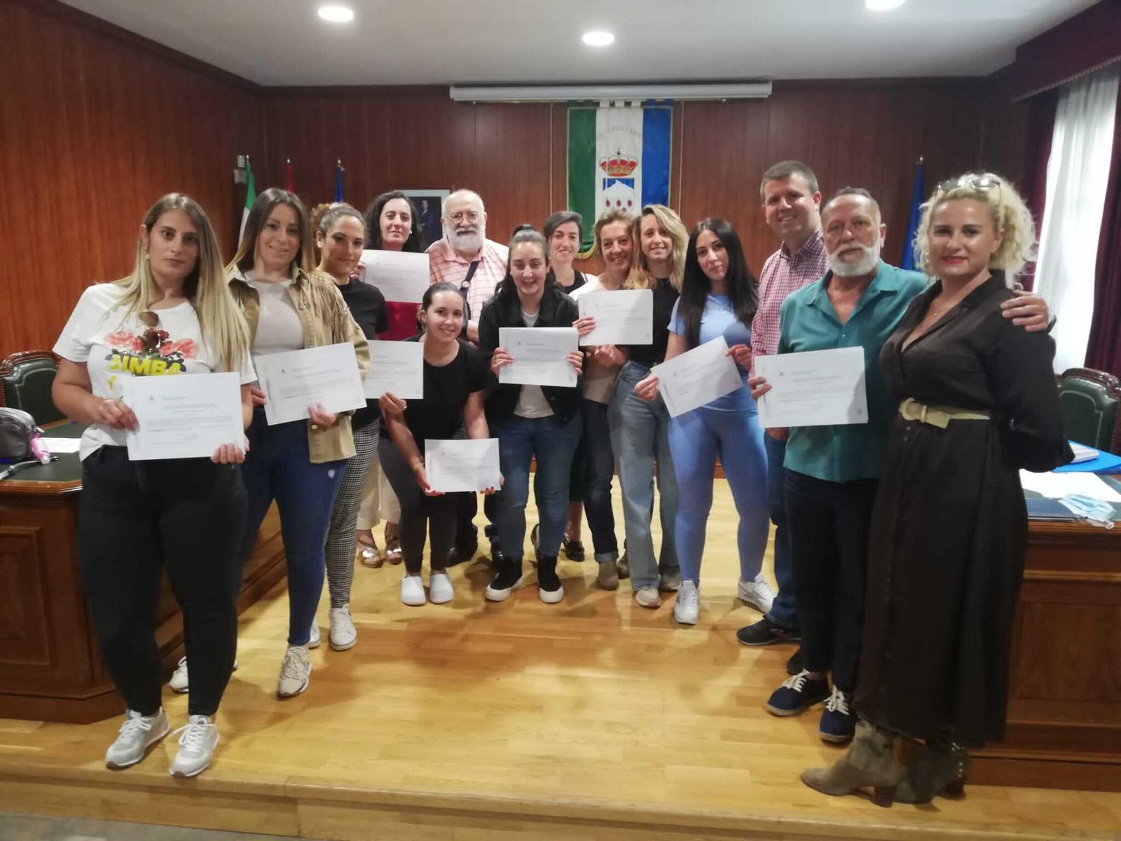 Imagen de la entrega de diplomas tras la finalización del curso de atención sociosanitaria