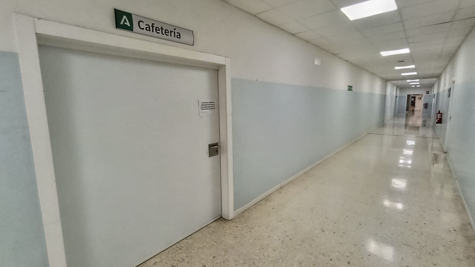 Puertas cerradas en la cafetería del hospital Infanta Elena.