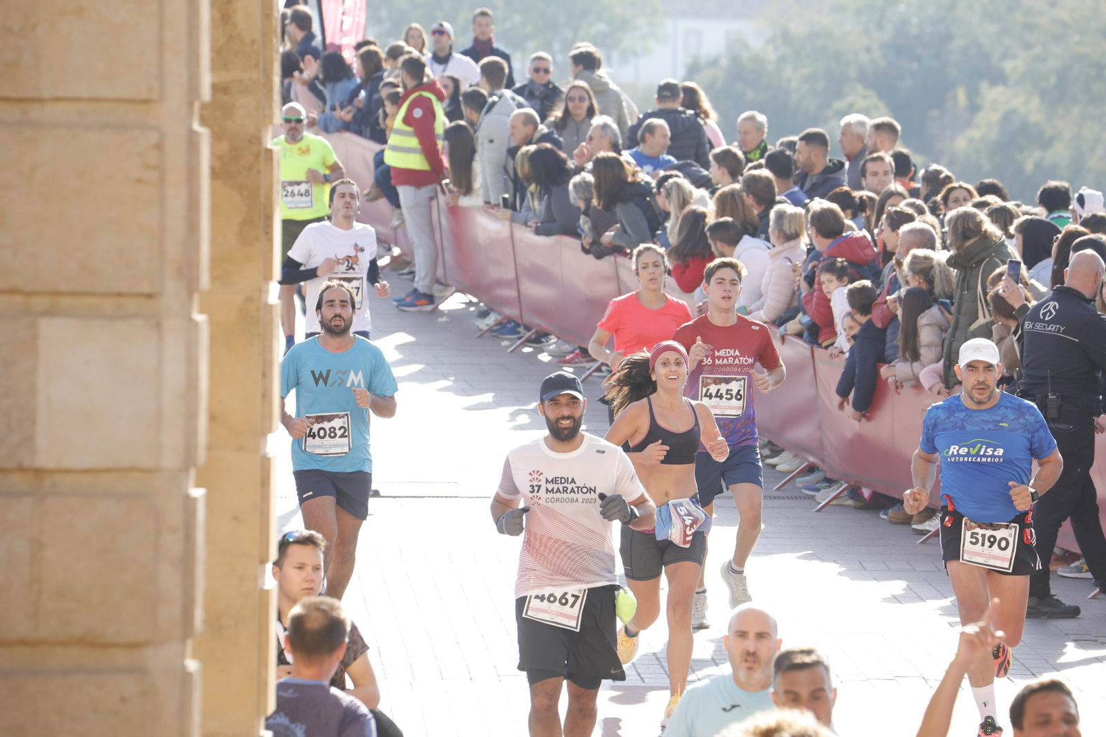 Media Maratón de Córdoba 2023: La gloria de cruzar la Puerta del Puente, en imágenes