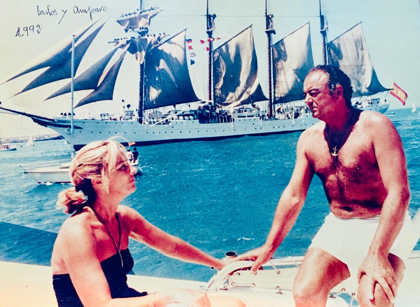 Carlos Bernal, con su hija Amparo, acompañando en su barco al Juan Sebastián de Elcano.