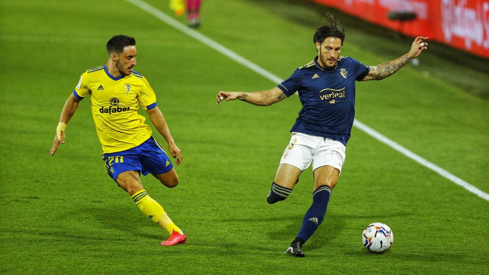 Iza trata de cerrar el paso al osasunista Juan Cruz.