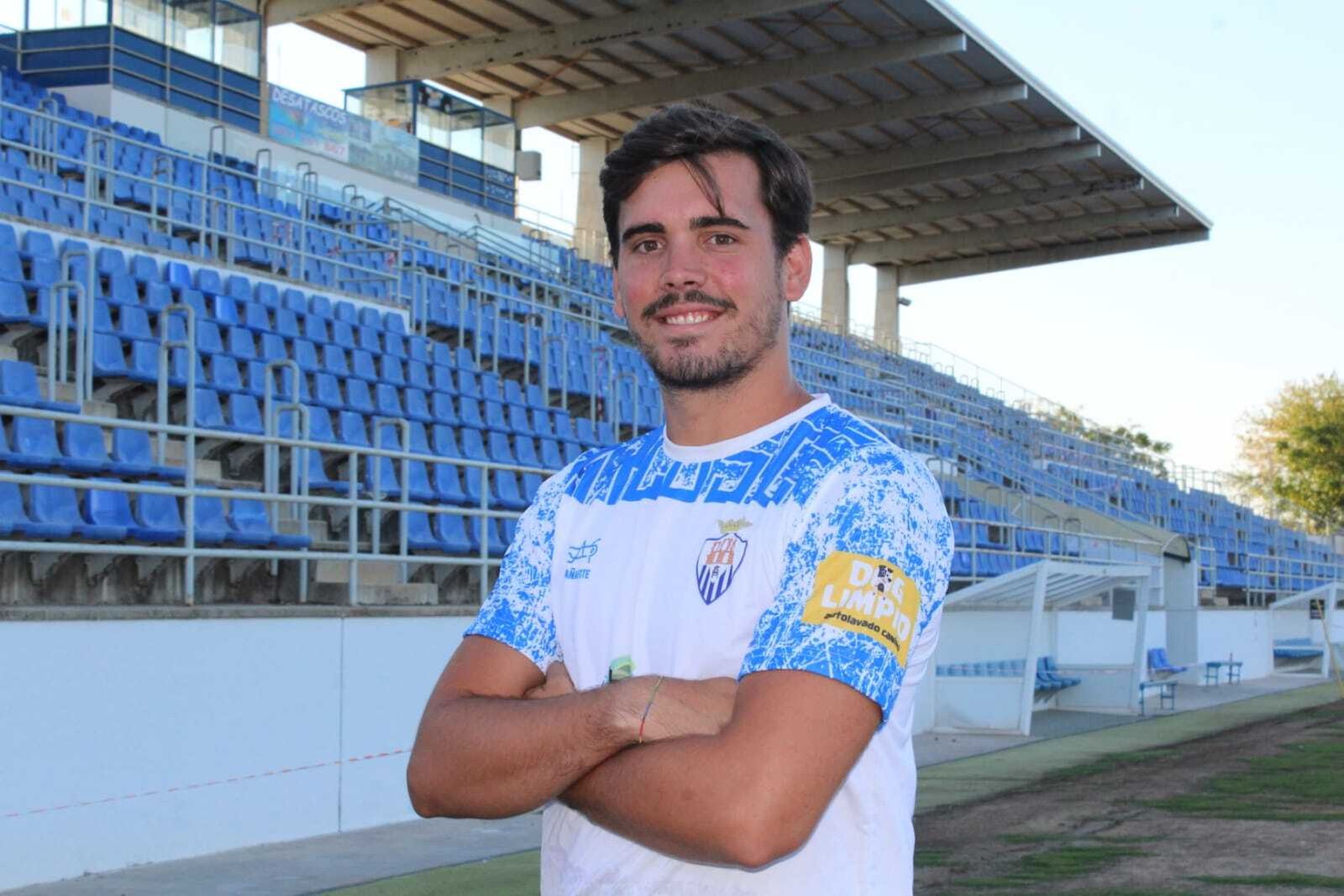 Eladio Reyes posa sonriente como nuevo jugador del Arcos CF.