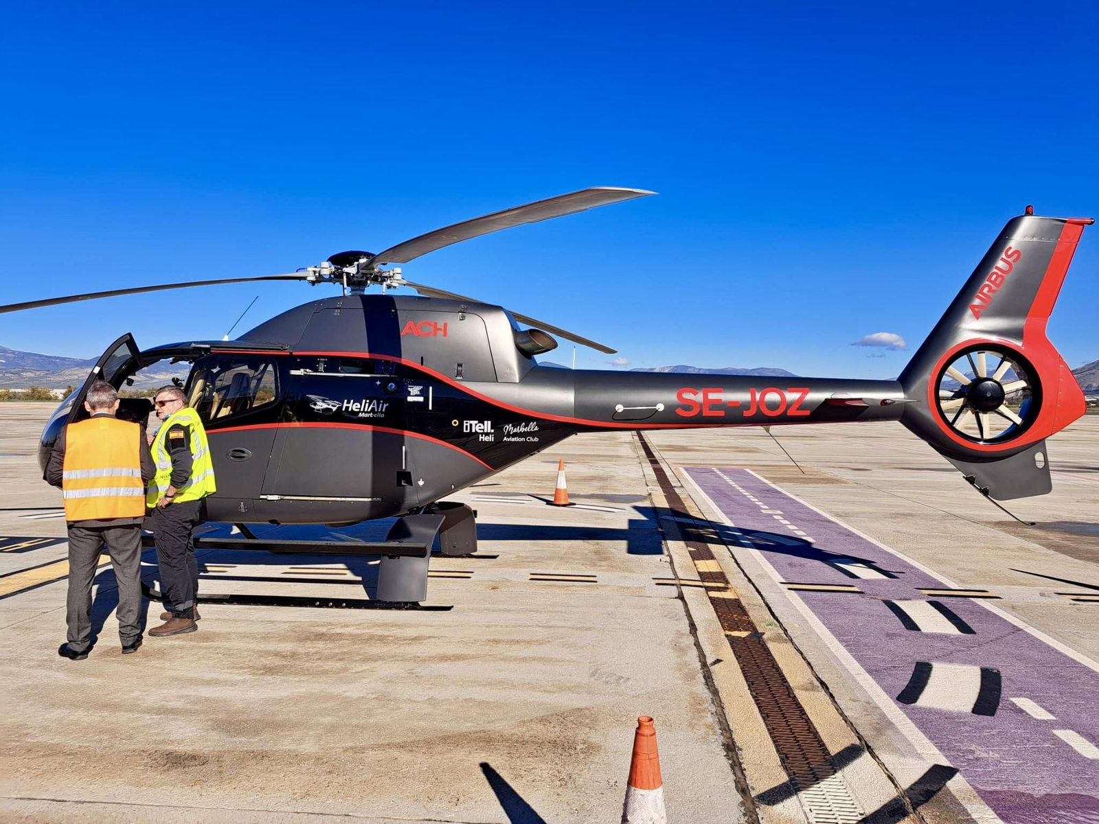 Helicóptero utilizado entre los vuelos de Málaga y Granada