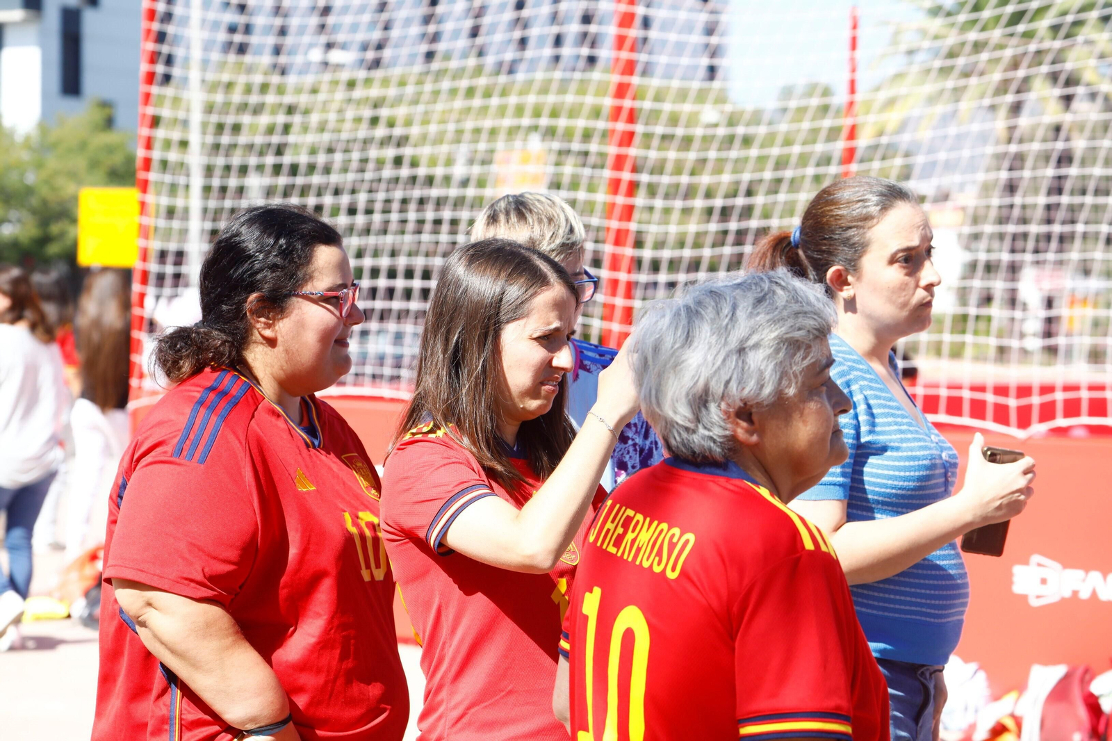 Córdoba se divierte en la 'Fan Zone' previa al partido de España ante Suiza, en imágenes