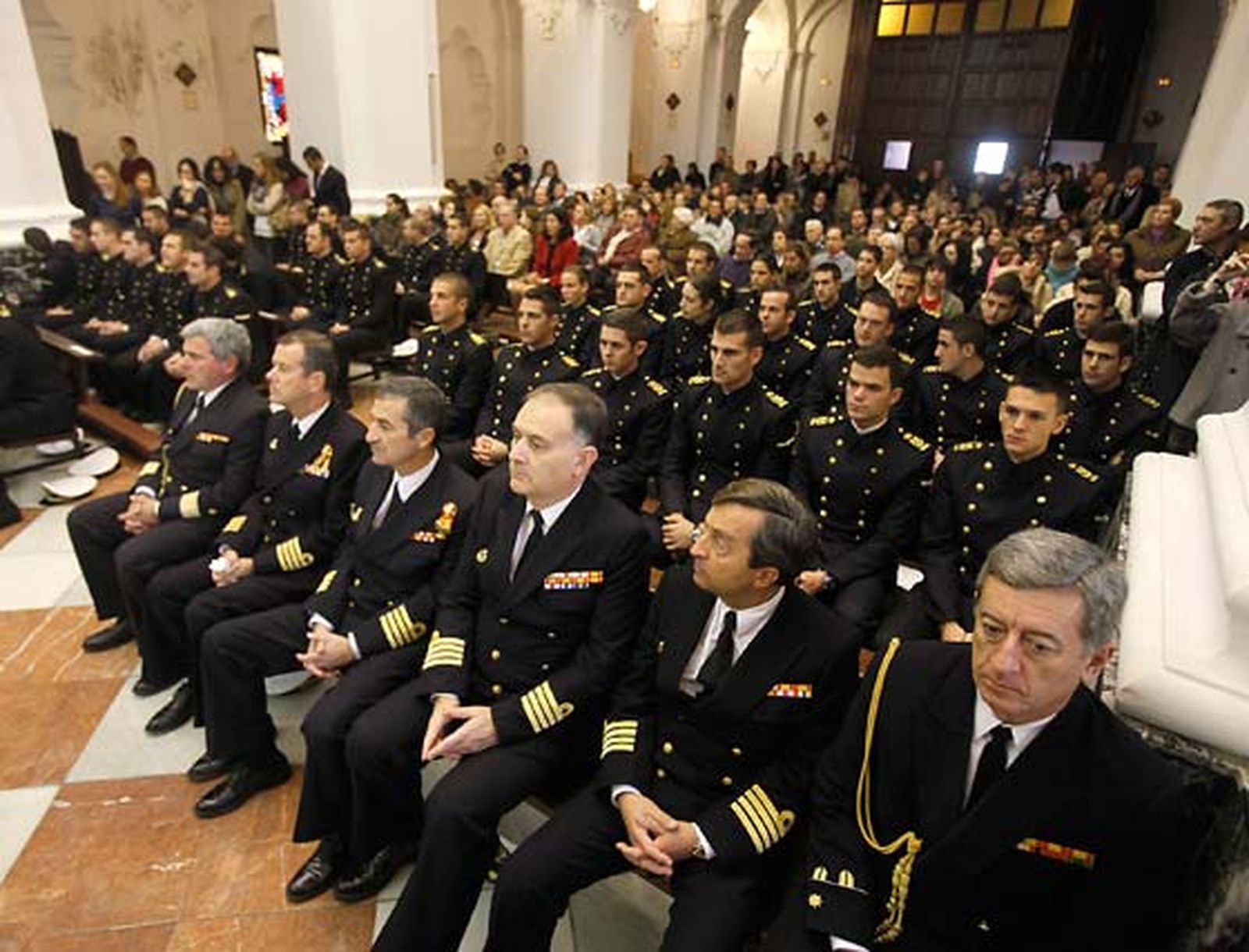 El Buque Escuela de la Armada 'Juan Sebastián de Elcano' sale de los muelles de Cádiz para iniciar su LXXXII crucero de instrucción

Foto: Jesus Marin