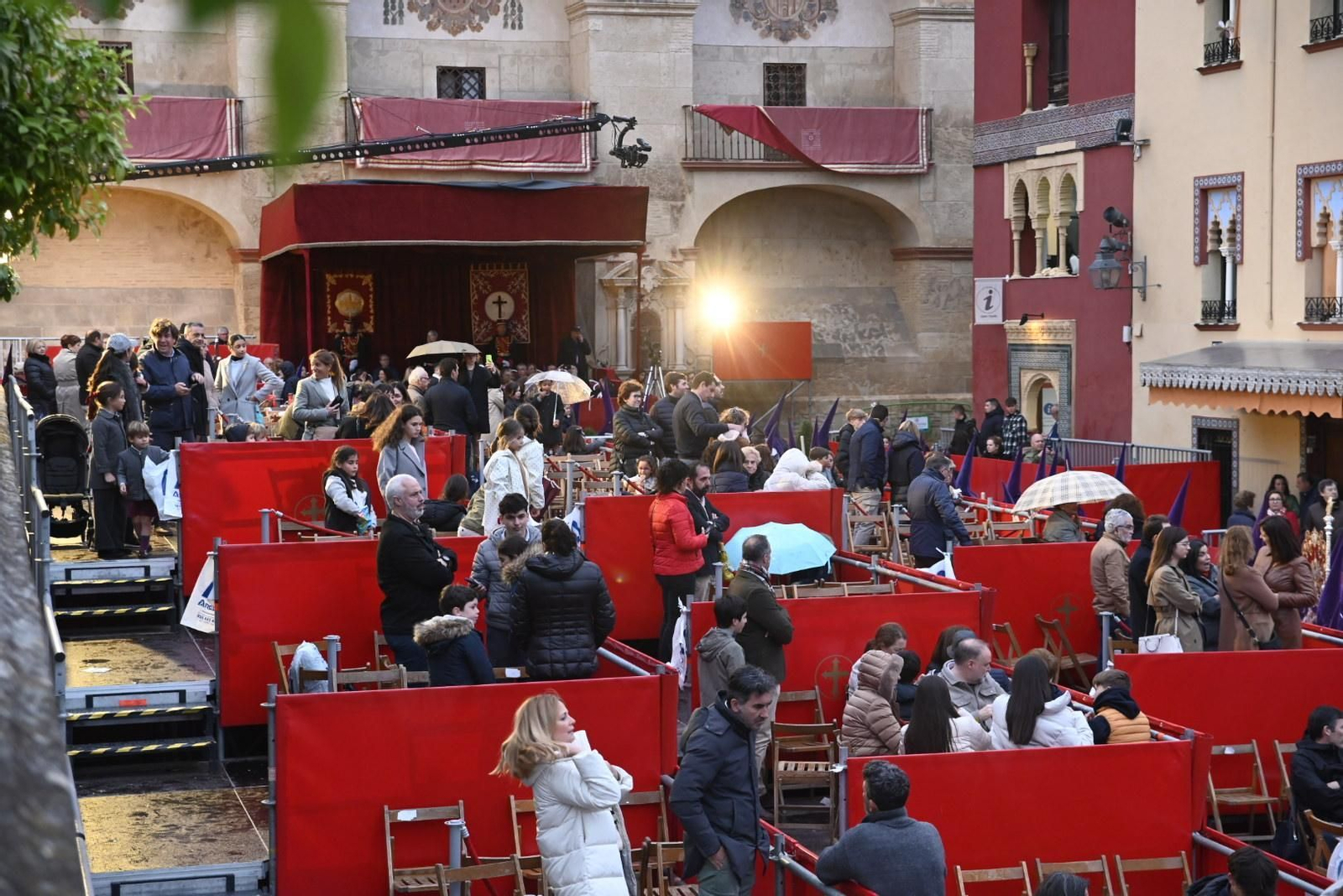 La procesión de la hermandad del Císter en el Martes Santo, en imágenes