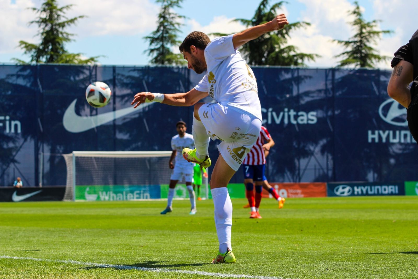 José Cruz golpea el balón durante un lance del partido.